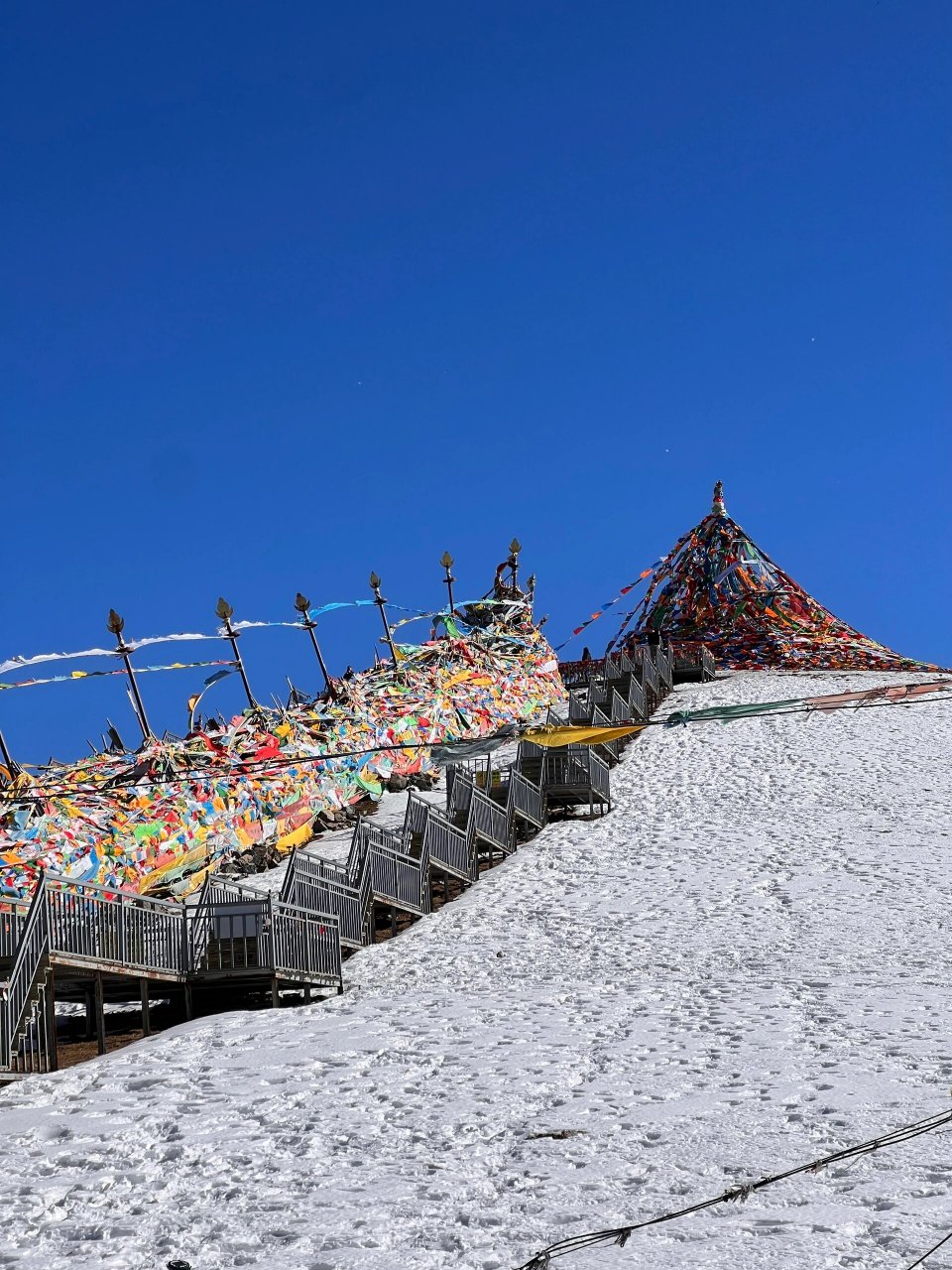 拉脊山顶是一个被世界吉尼斯纪录认证的"最大拉则"荣誉的寺庙,寺庙