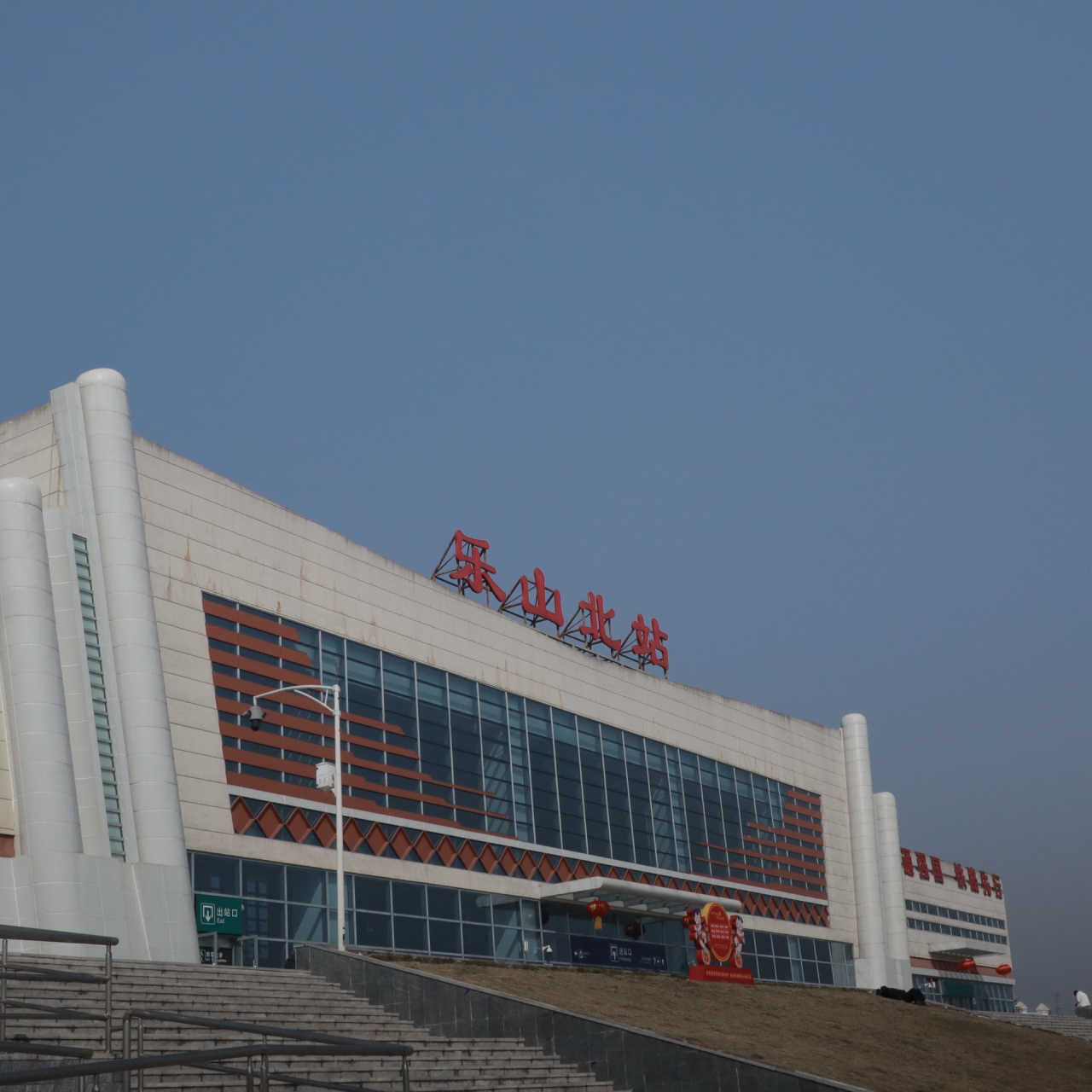 花钱买教训!去乐山玩坐高铁千万不要买乐山北站!