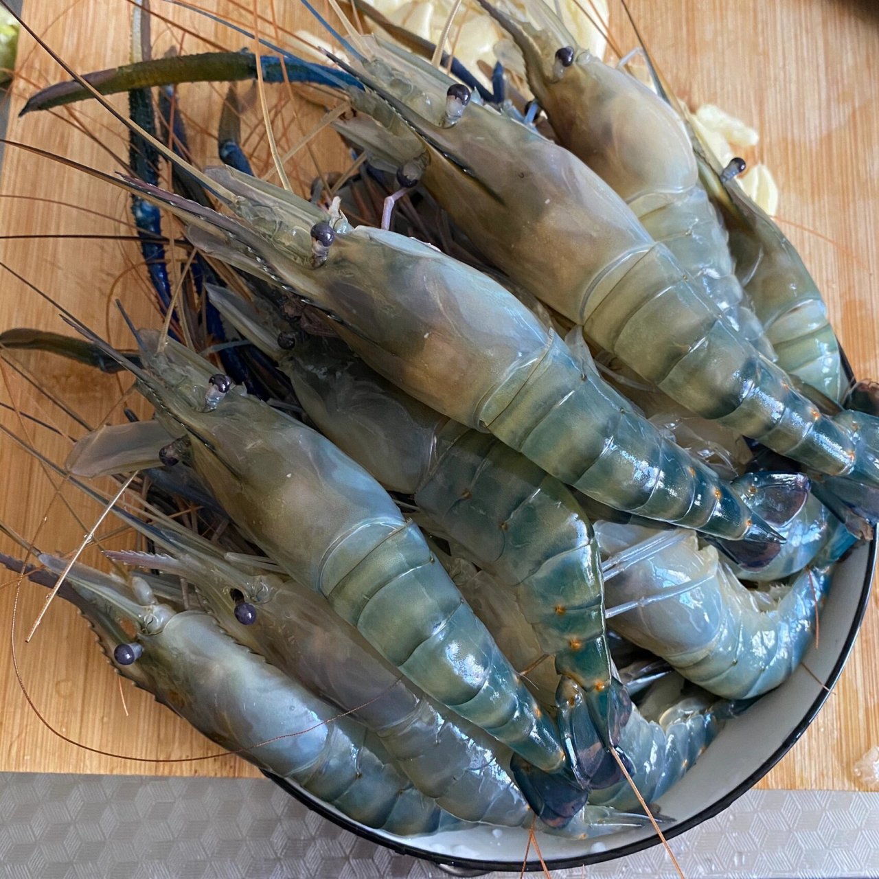 罗氏沼虾(大头虾) 偶然吃过一次 虾黄和虾膏绝绝子 虾头很干净 里面