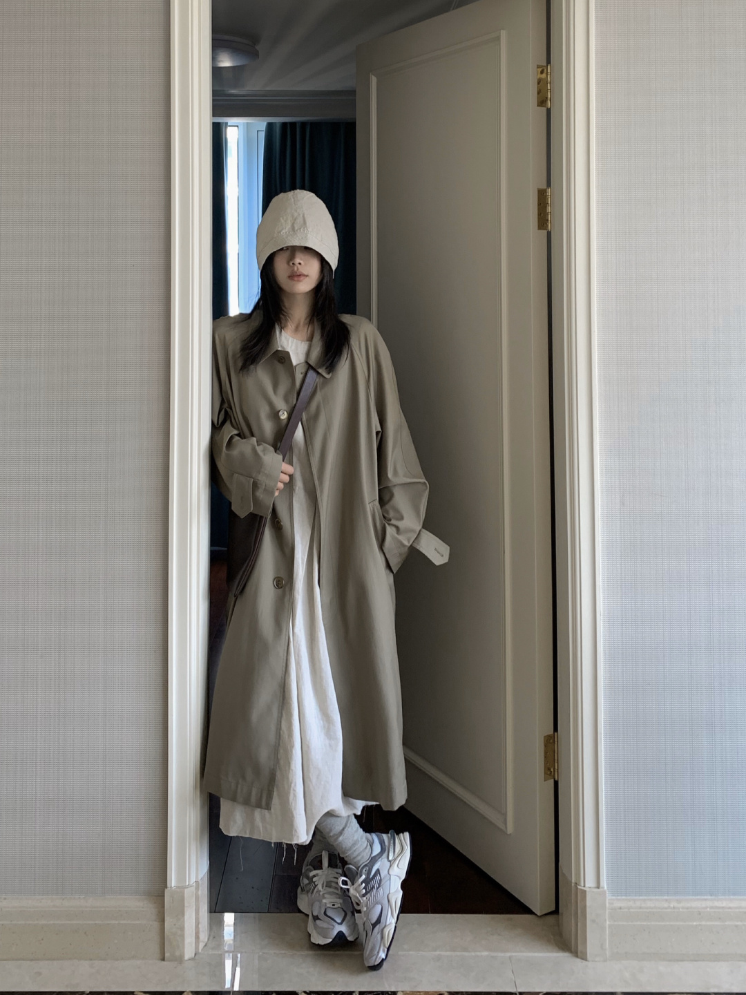 同色系的复古配 随性时髦的混搭氛围 风衣和球鞋的cp组合 点睛之笔是