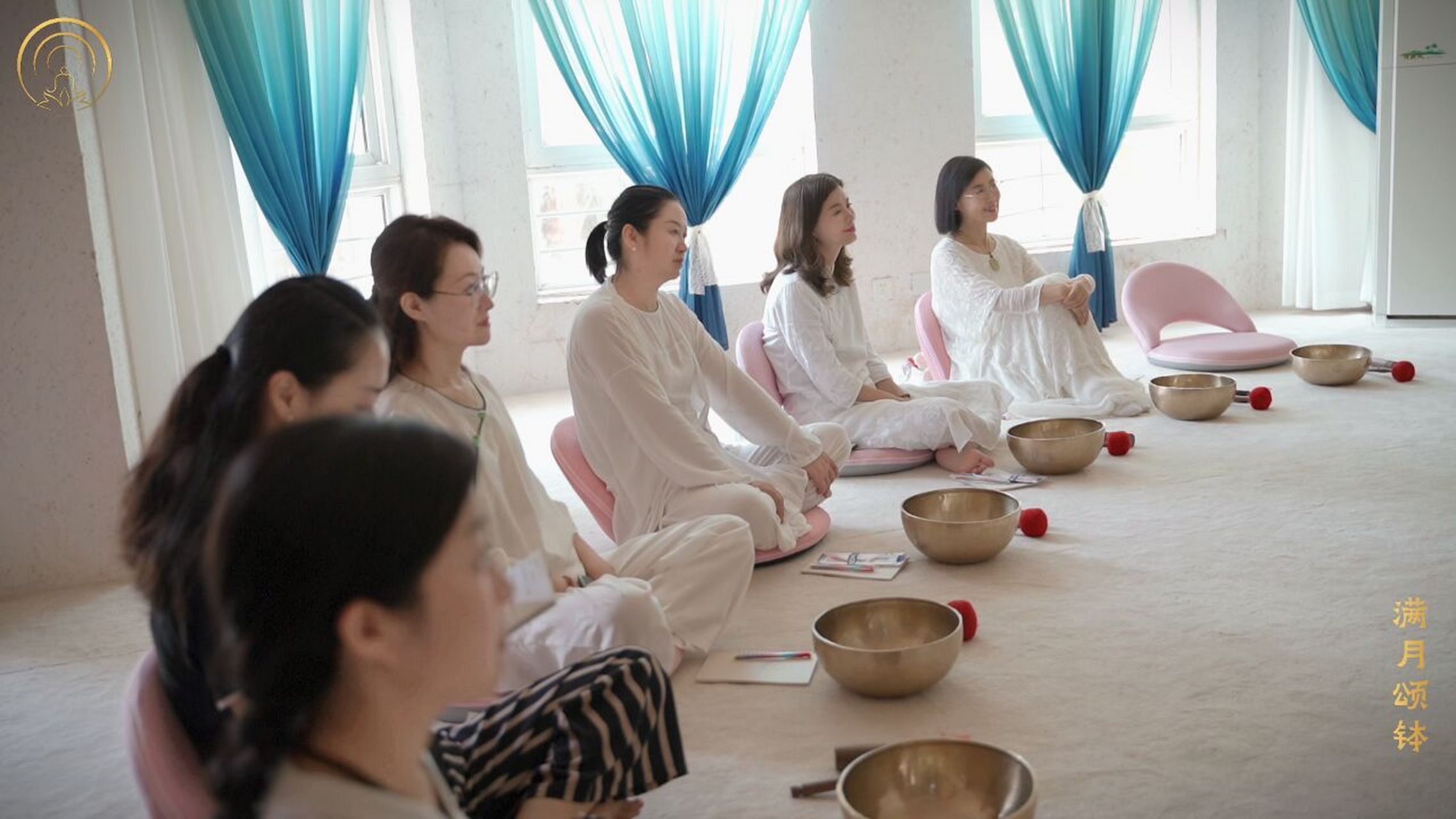 颂钵疗愈师培训中,在郑州8月的音疗师课 课程中大家都精神力十足,互动