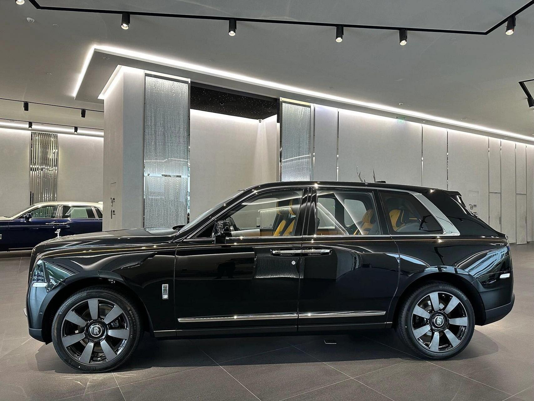 全新 24款劳斯莱斯库里南 黑武士 选配优秀: 前排座椅通风 流星顶