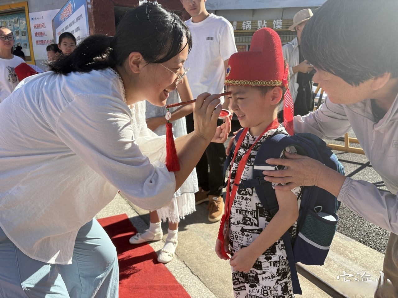 我区各中小学陆续开启开学报到,各校推出形式多样的迎新活动,营造满满