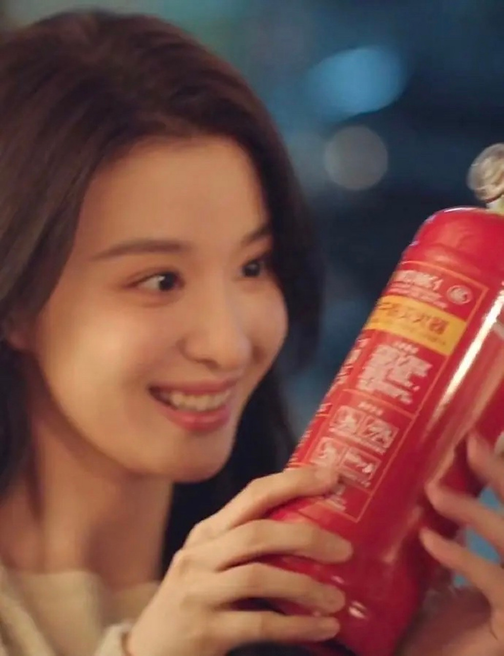 许沁看见灭火器的眼神比王宝钏挖到野菜还开心,不得不感慨她超爱,跟