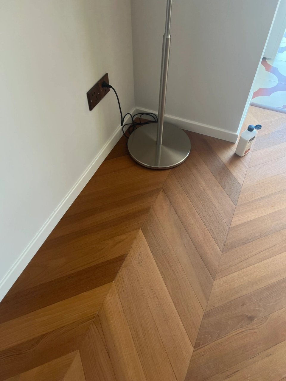 装修完毕之后木地板一直泛白 扫地拖地蒸汽拖把都上了 还是没办法让