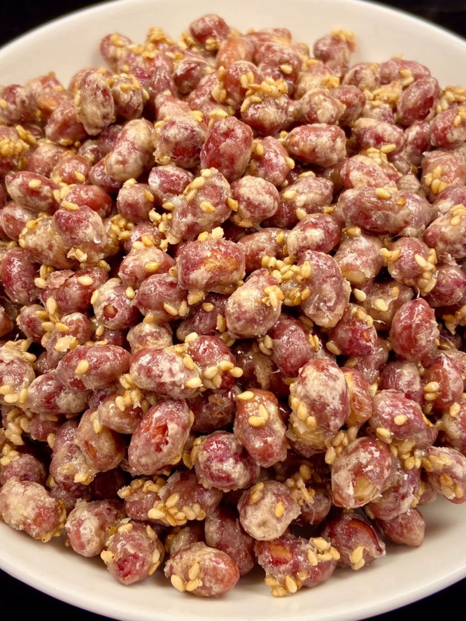 酥脆的糖霜花生米一出锅就炫到我了!谁能抵挡得住这小时候怀旧的感觉!