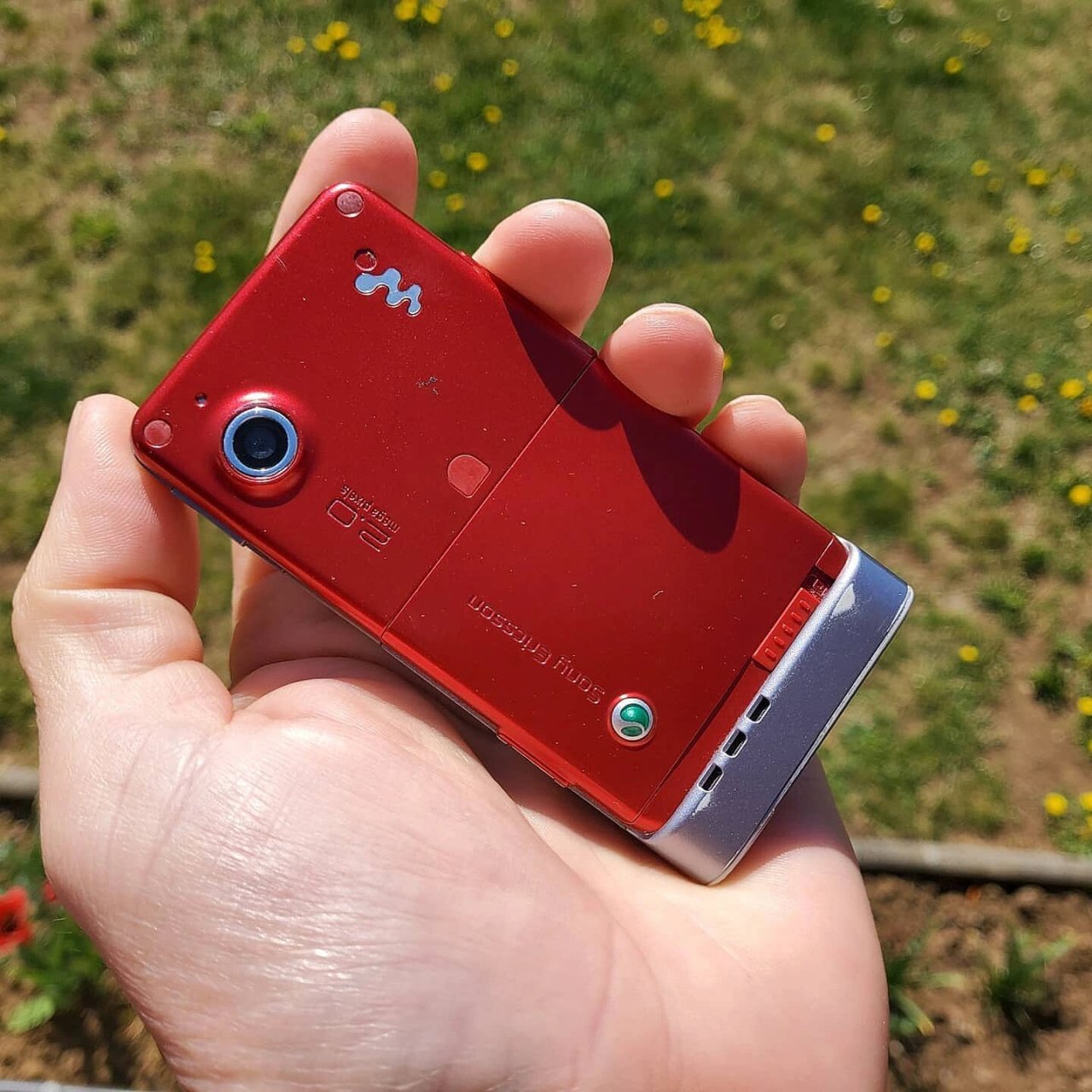 索尼爱立信 w908 2007年上市的w908i,是一款超薄滑盖手机 	 配置上跟