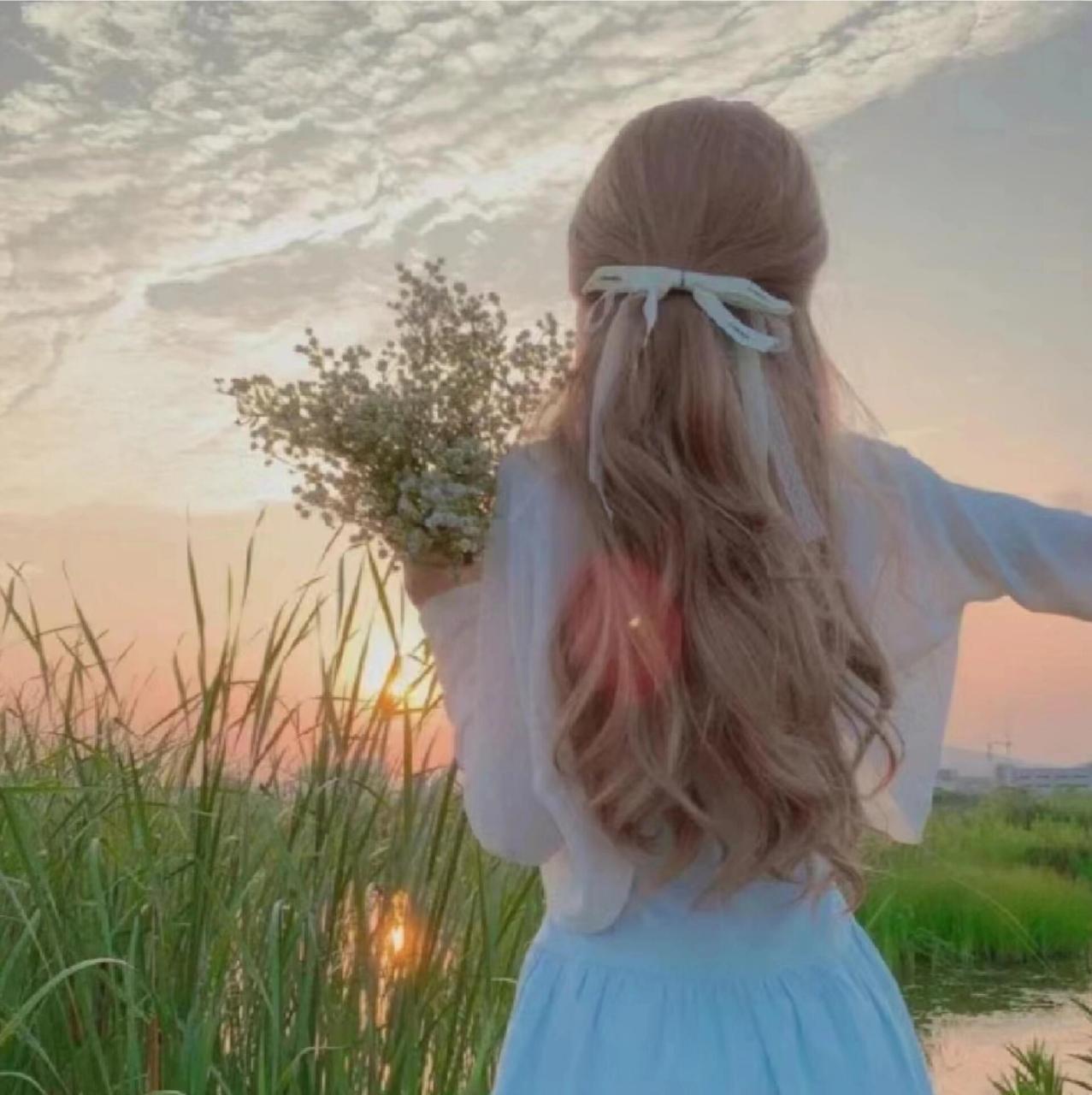 成熟女生背面头像