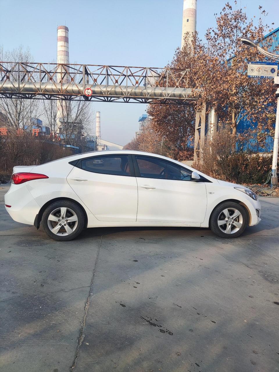 最实用家庭代步车现代朗动 今天开着同事的朗动去给客户送资料,所以和