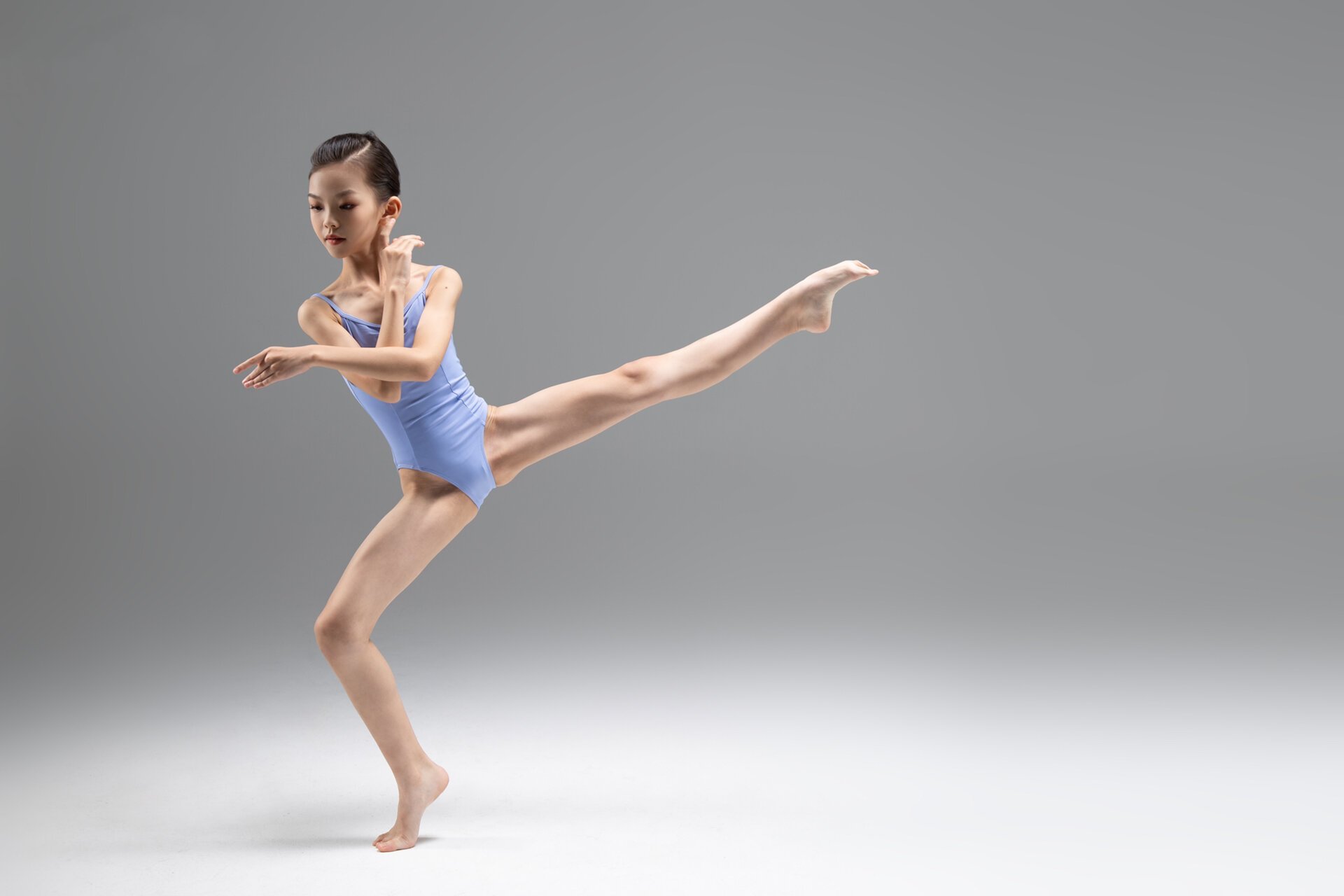 10岁跳舞女孩子的肌肉线条 为零基础练习了3周舞蹈的女孩子记录一下