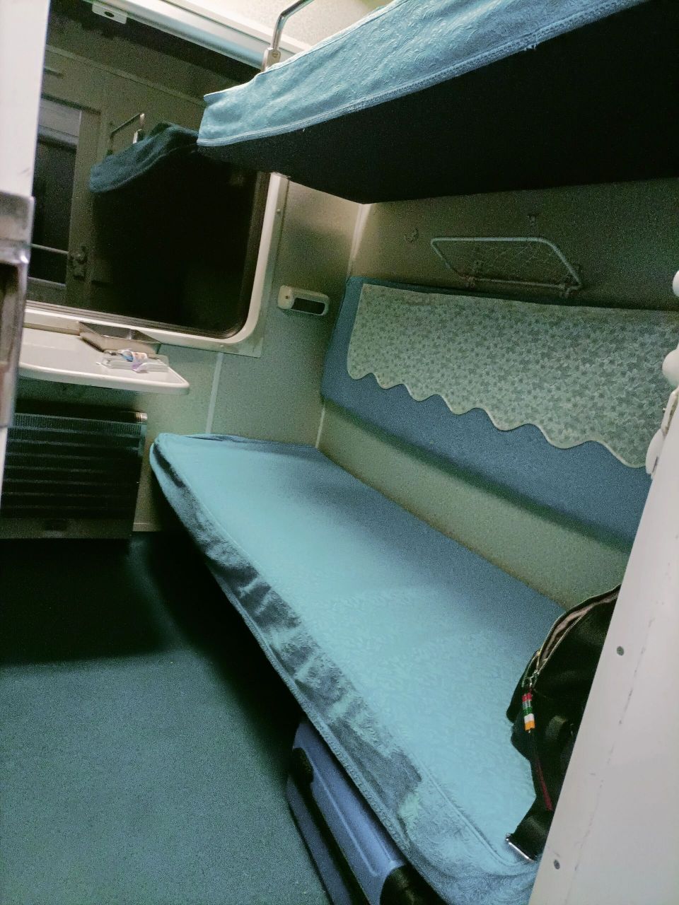 关于我买了软卧代软座~ 由于五一没抢上硬座,于是买了个软座(之后才