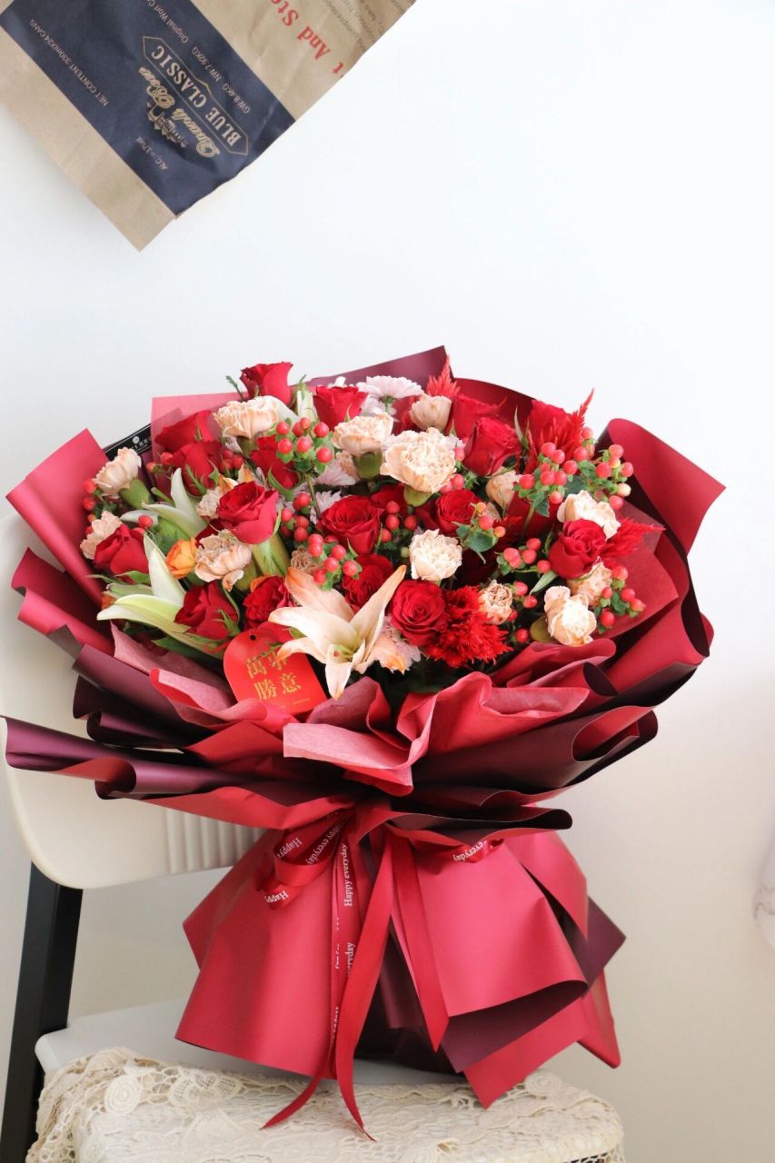 老人祝寿,送长辈过生日的红色系花束 花材有:红色的凤尾 玫瑰95品种