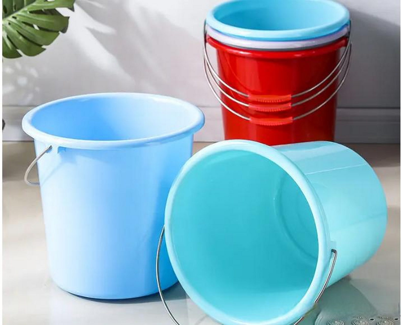 灵魂红桶 "工地灵魂红桶"是建筑工地常用的一种装水或盛水用具的称呼