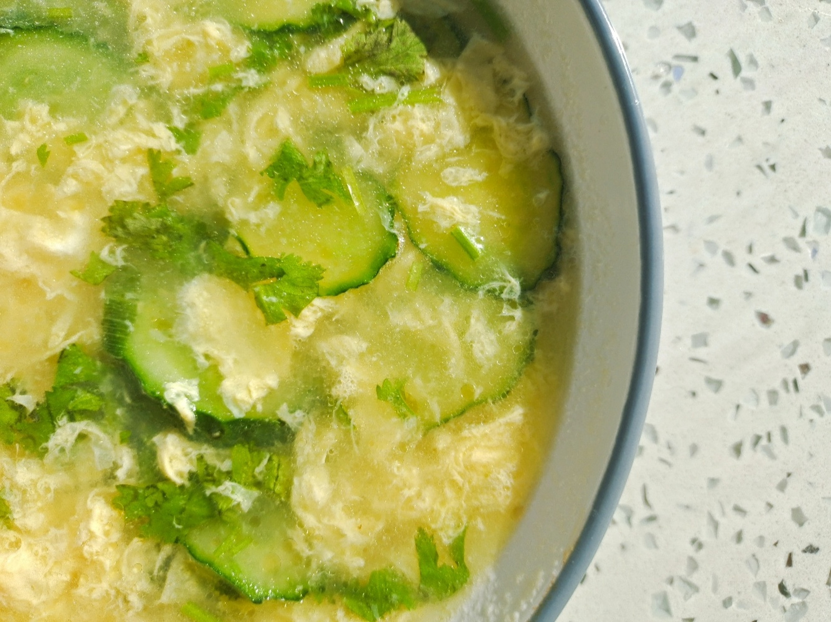 瓜片鸡蛋汤 黄瓜切片 鸡蛋打散 准备点淀粉  跟一些温水 要多少汤就