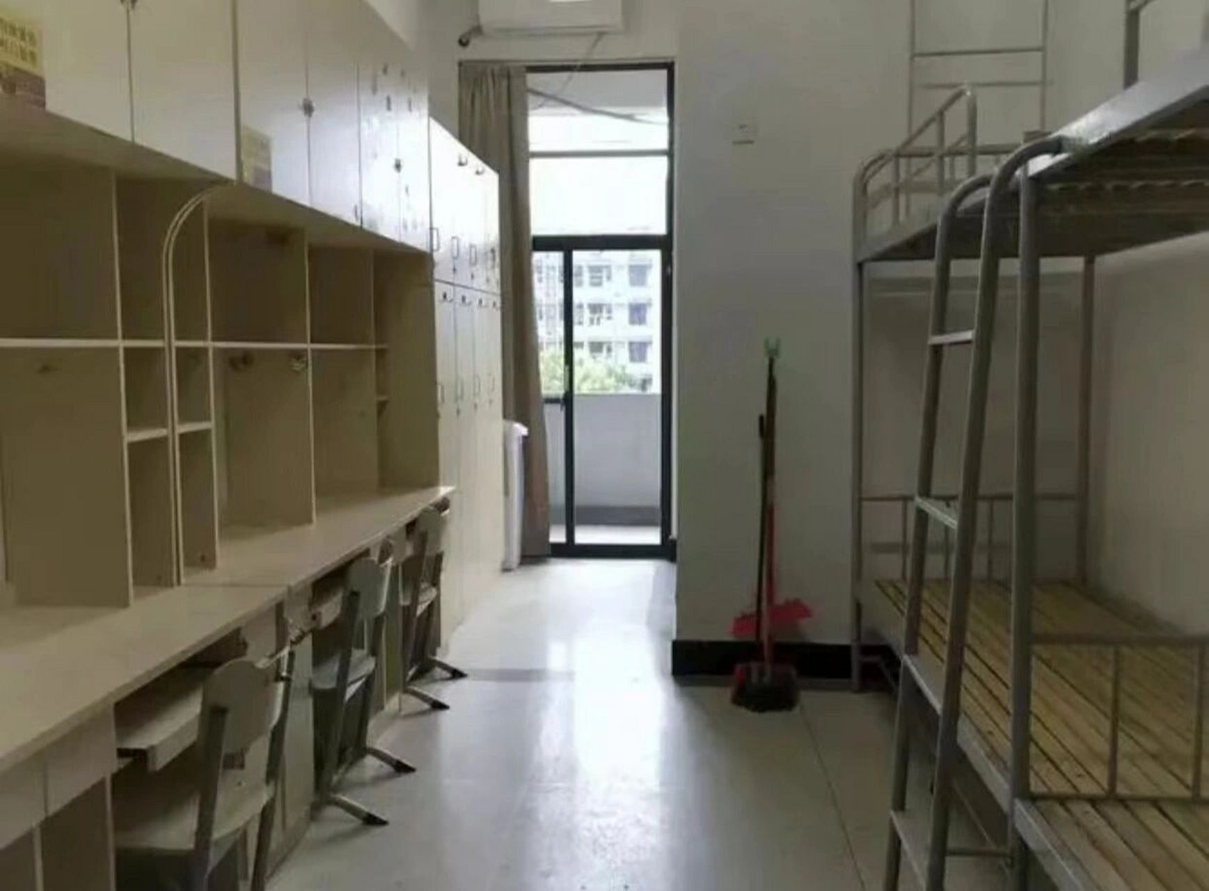 其余的大部分宿舍均为一边床一边桌.