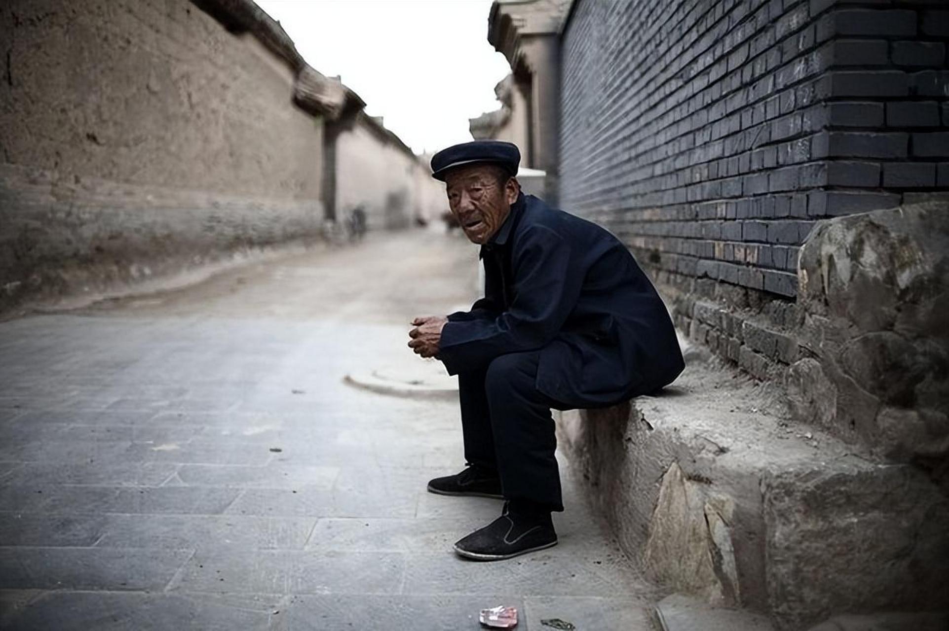 辛劳置办下一栋房子几亩地,薄产几许,儿女数人,晚年无人稀罕……想来