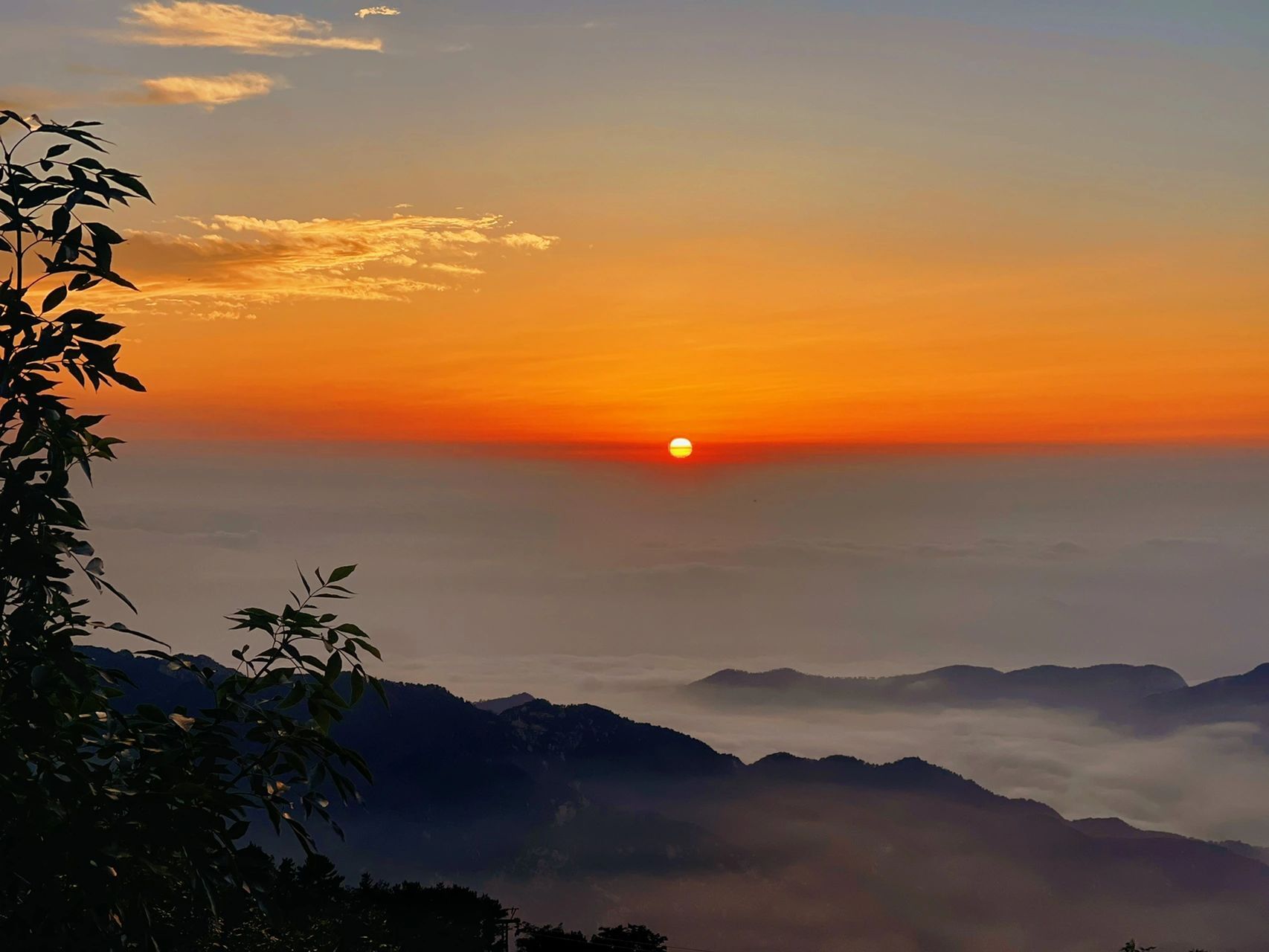 夜爬,也没有选择全程徒步,然而不但收获了云海日出,还看到了云海日落