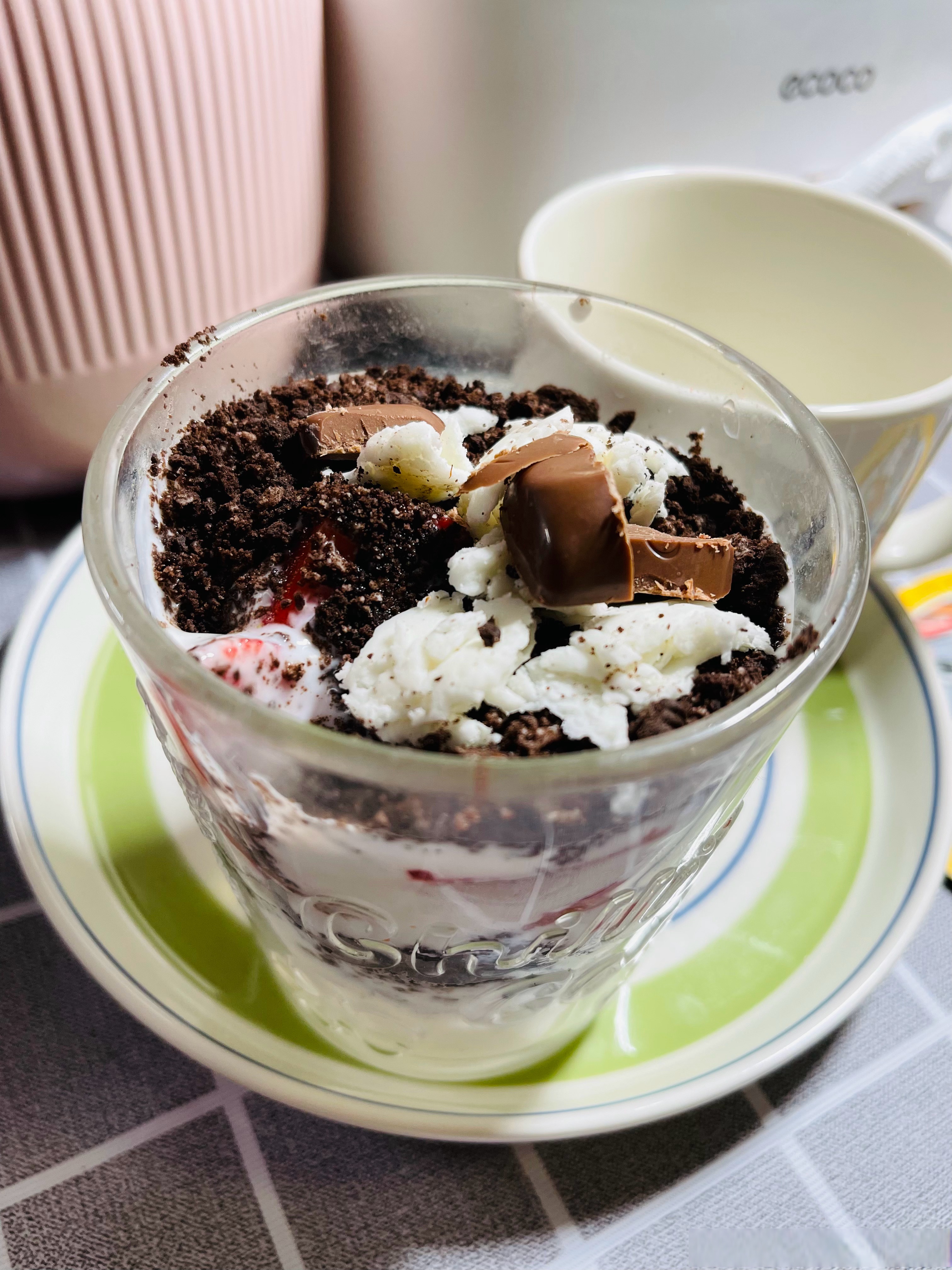 刚刚,我女儿给我做的加餐,巧克力奥利奥草莓酸奶杯,真的是太好吃了