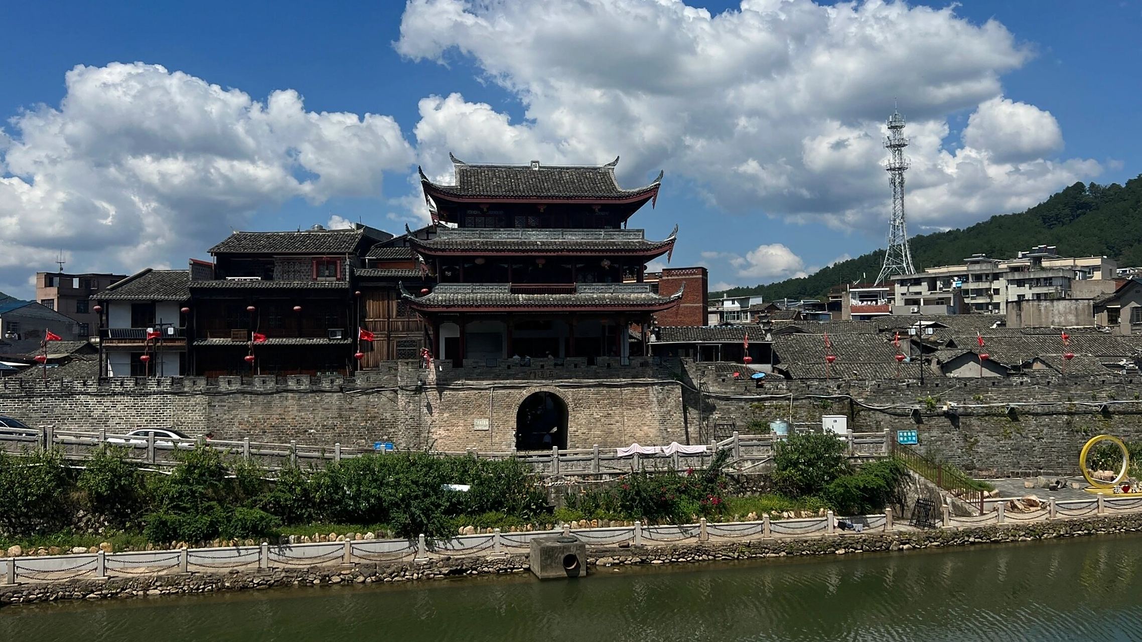 汀州古城景点之[汀州古城墙] 汀州古城墙位于福建省长汀县汀州镇,始建