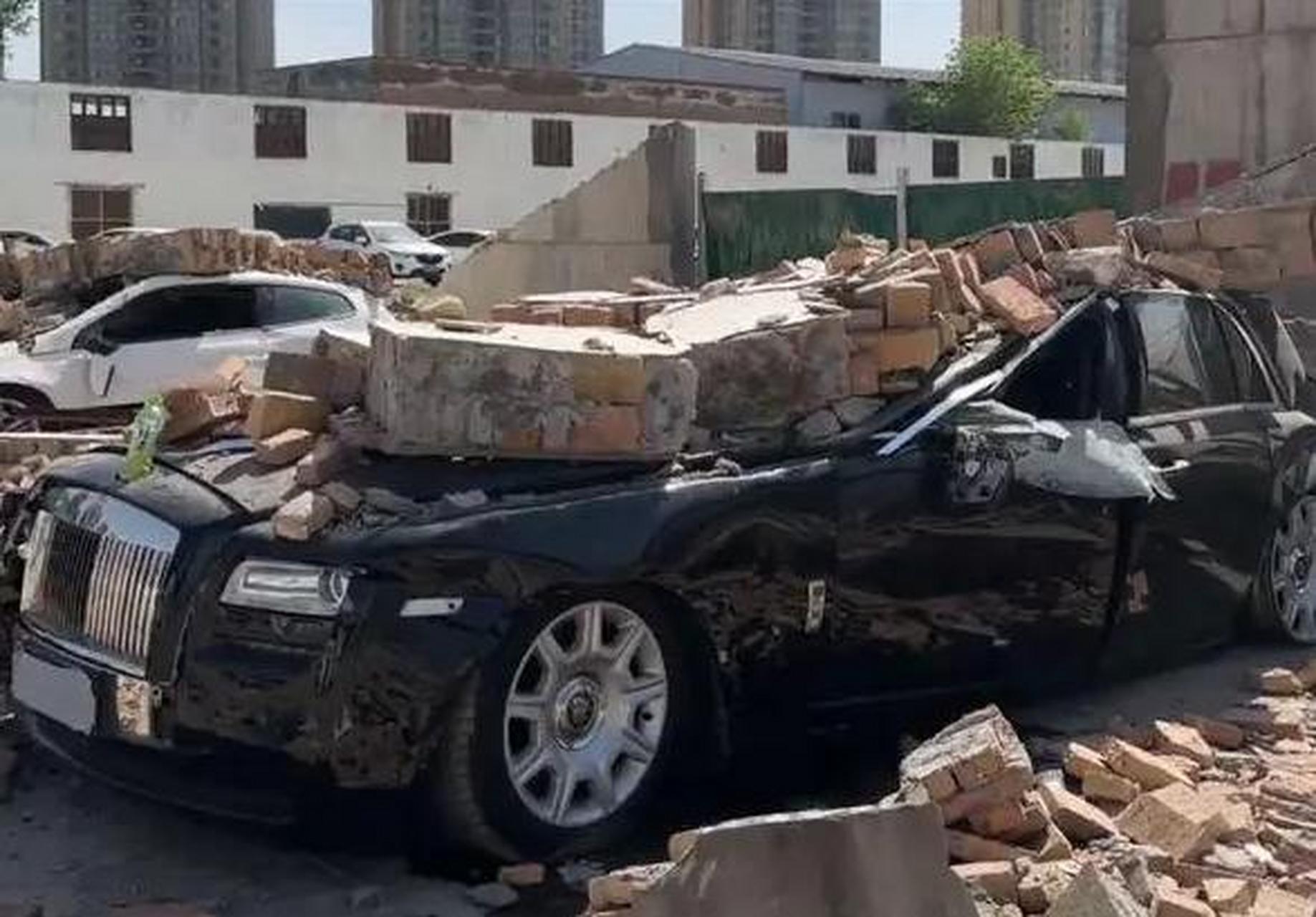 近日,西安市发生一起墙壁倒塌的事故,引起了广泛的关注.