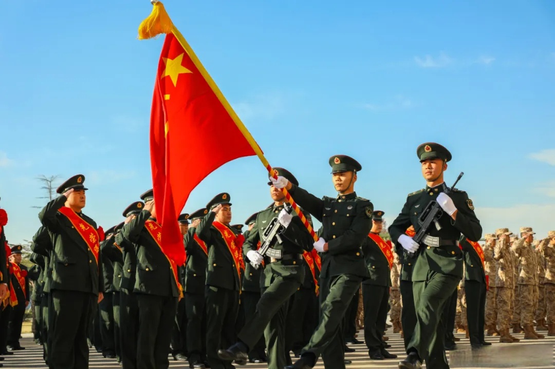 一生铭记铁血荣光】近日,第71集团军所属部队隆重举行冬季退役士兵向