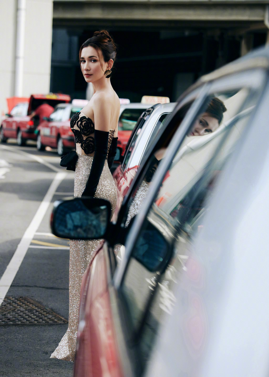 举手投足尽显优雅气质,在香港街头的大片港风十足!@卢靖姗