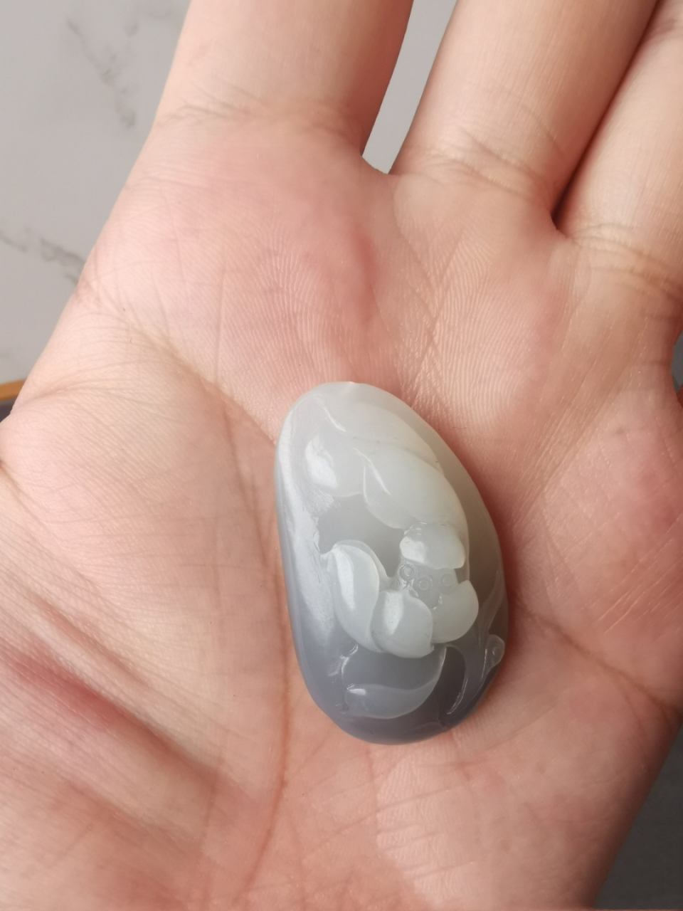 今天聊一聊和田玉青海料中的烟青玉(烟紫) 烟紫即烟青玉,呈半透明,带