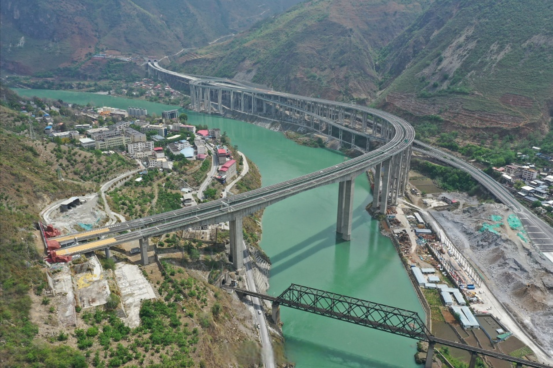 【峨汉高速大峡谷隧道贯通 年底全线通车】#四川城市服务台# 今日,峨