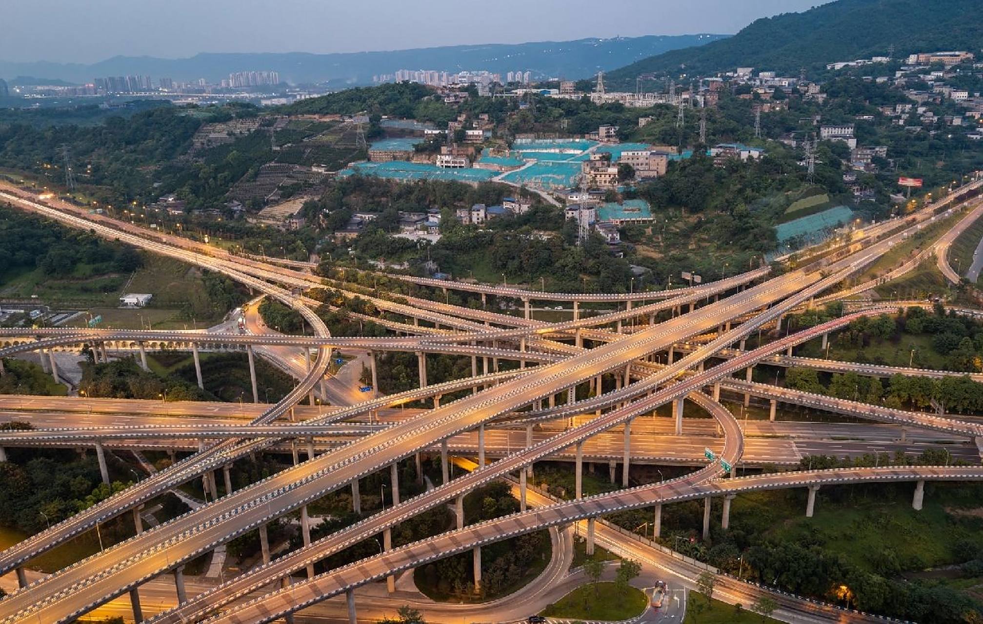 来重庆打卡立交桥吧,这个8d魔幻城市的立交绝对有0元体验过山车的赶脚