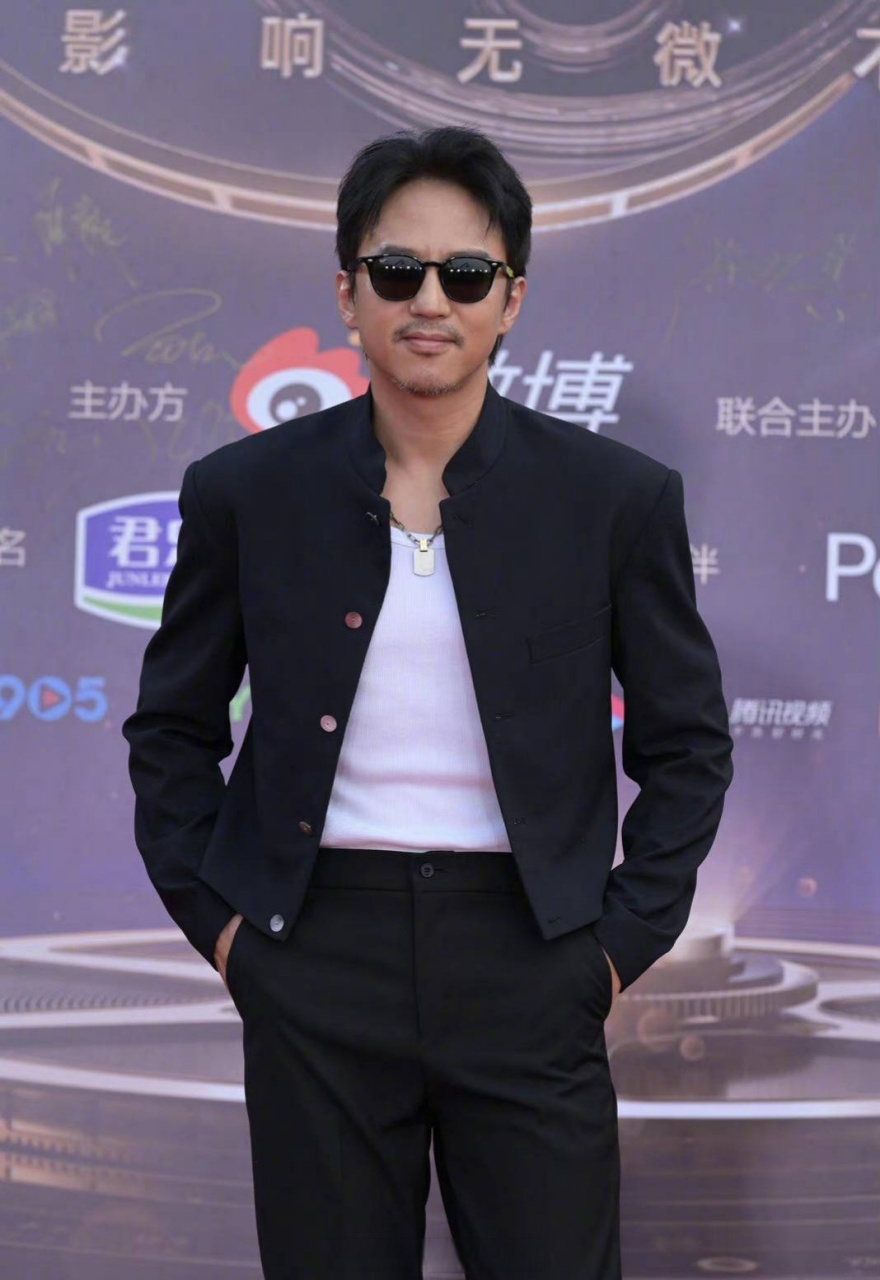 邓超是穿错裤子了吗#邓超留胡子好帅 今天看到了不一样的邓超,有点帅