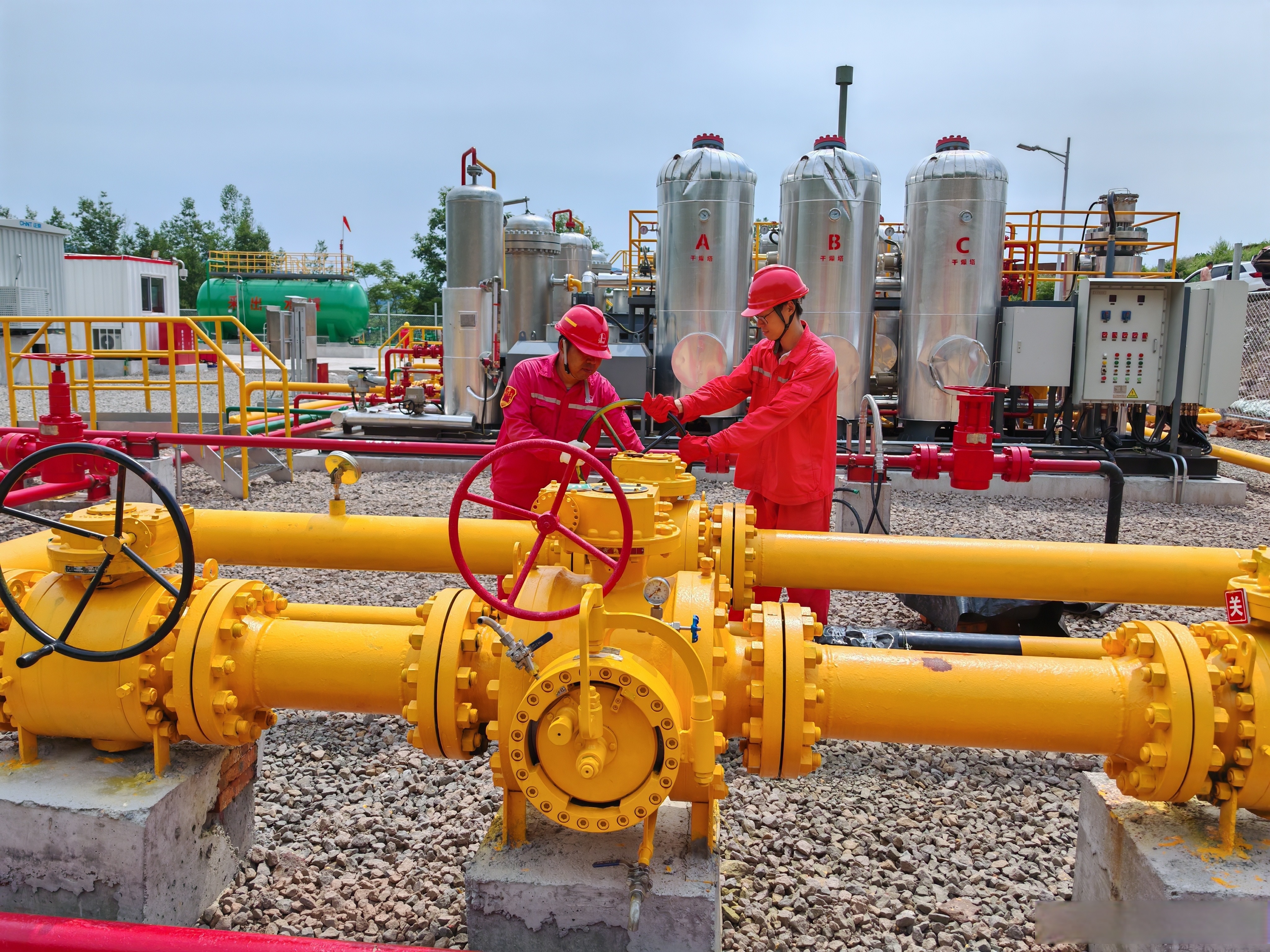 告别了cng(压缩天然气)车辆运输生产方式,实现天然气管输进入燃气