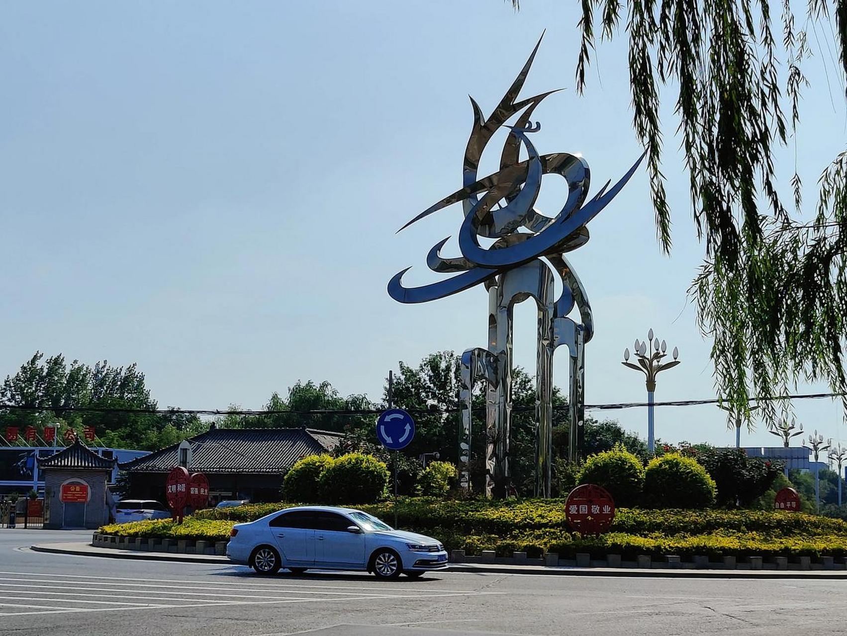 河南商丘睢县, 凤城大道与湖中路交叉口转盘的位置, 转盘里的雕塑到底