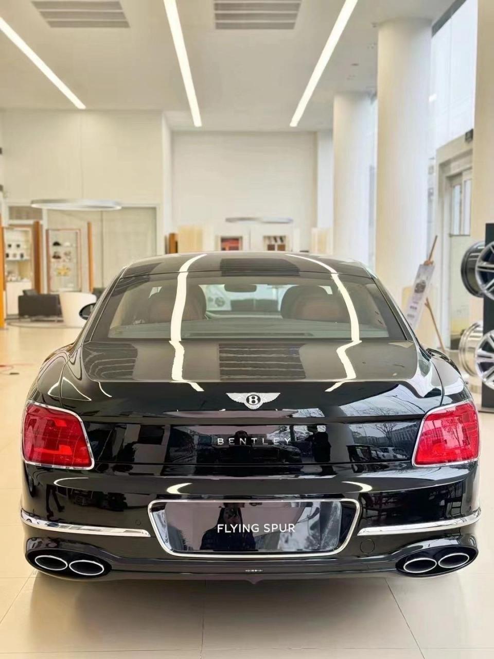 宾利飞驰雅度版 四座 现车 带小桌板.