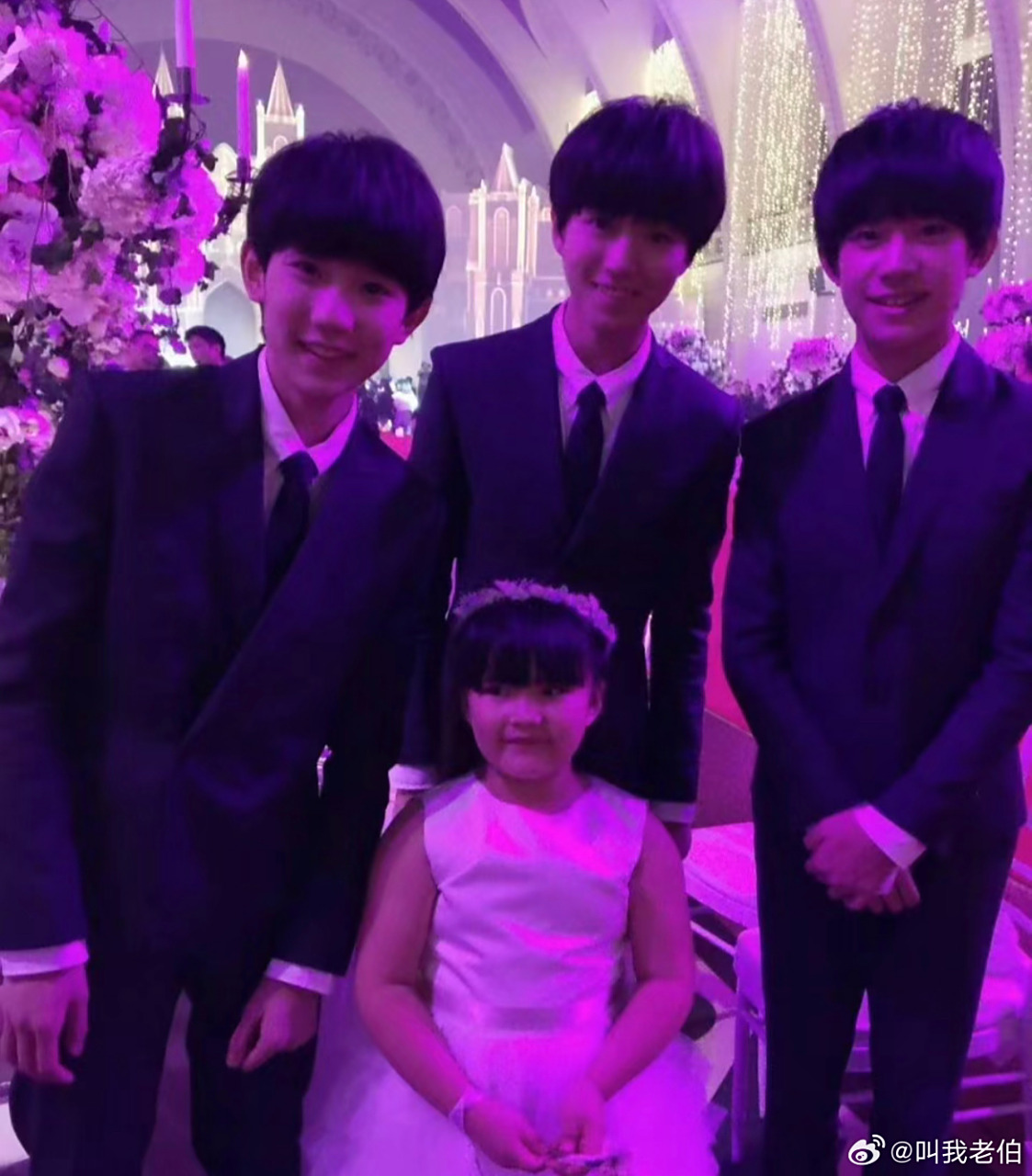 tfboys和王诗龄合照,像三个管家站在旁边98