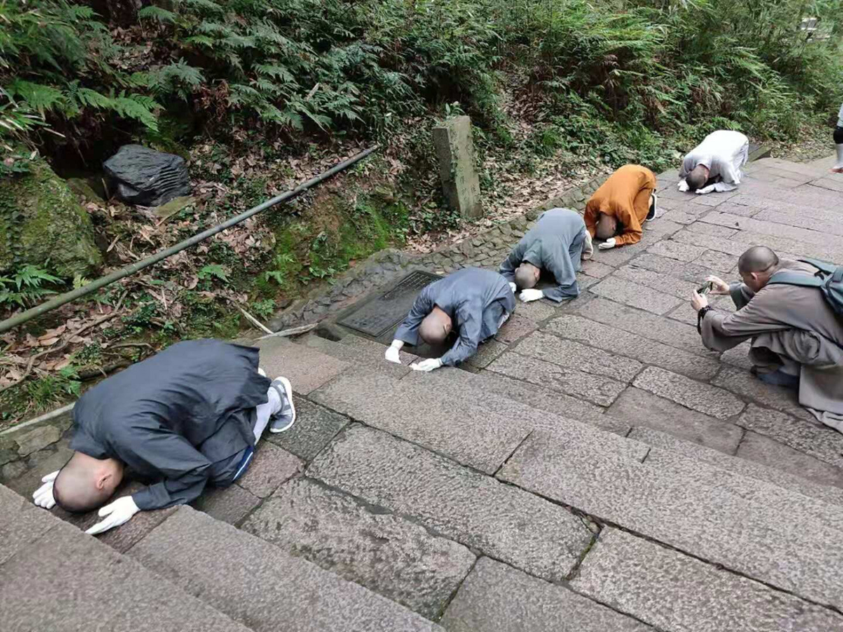 法雨寺三步一拜到佛顶山慧济寺圆满结束 愿以此功德 普及于一切 我等