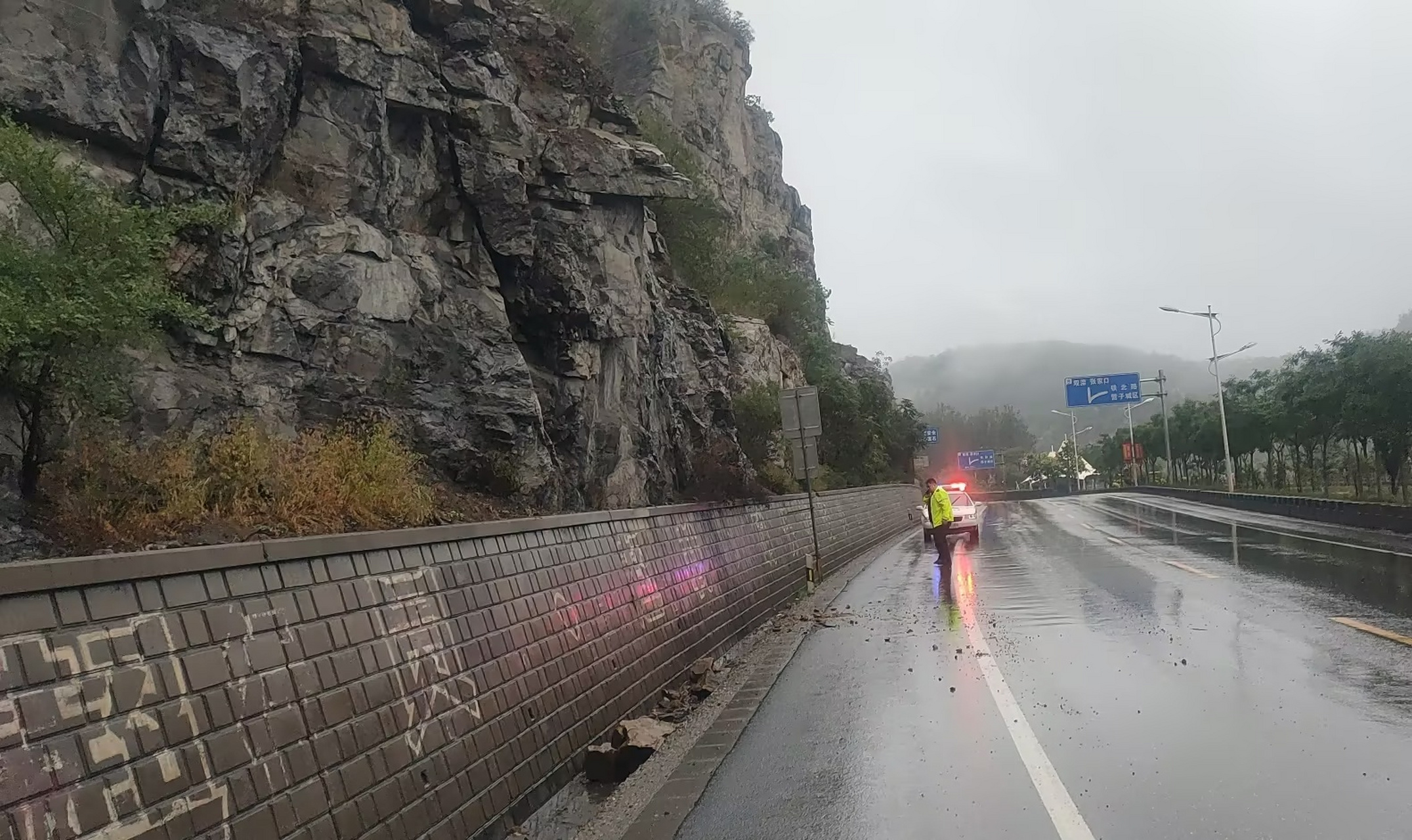 承德交警# 直属四大队加大雨天临水临崖路段巡查力度,对落石路段及时