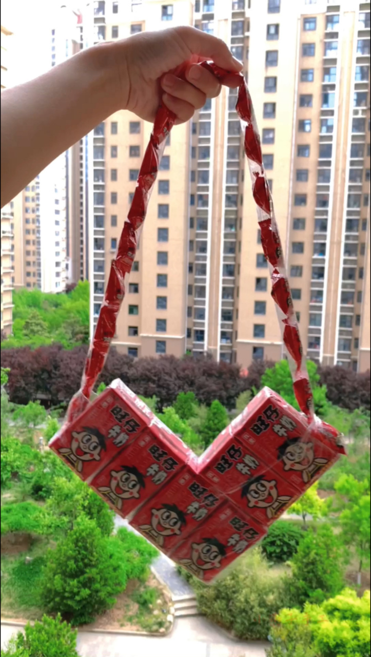 儿童节给小朋友送一个用旺仔牛奶和奶糖做的爱心包包,孩子太喜欢了