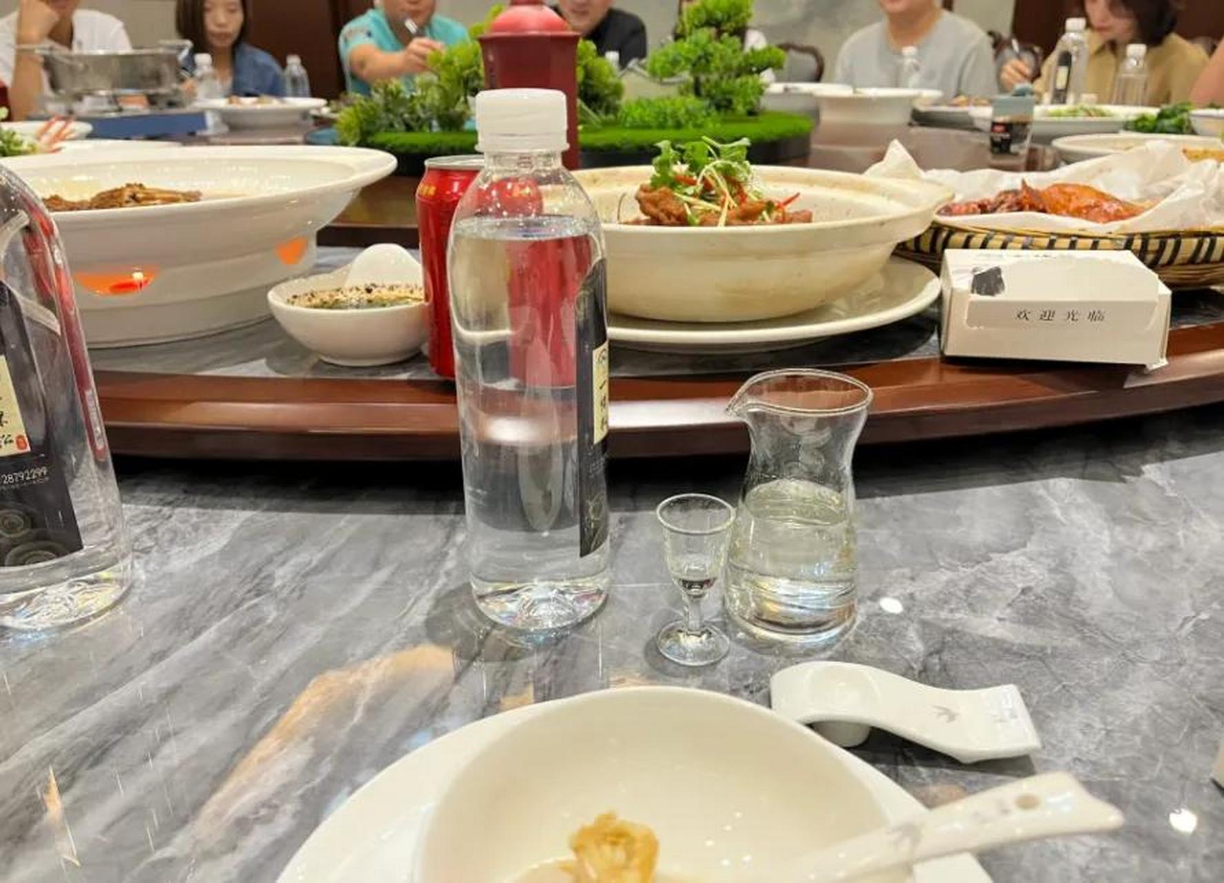 昨晚家族聚餐,我带了2瓶白酒过去,在县里某局当领导的大伯喝后说有