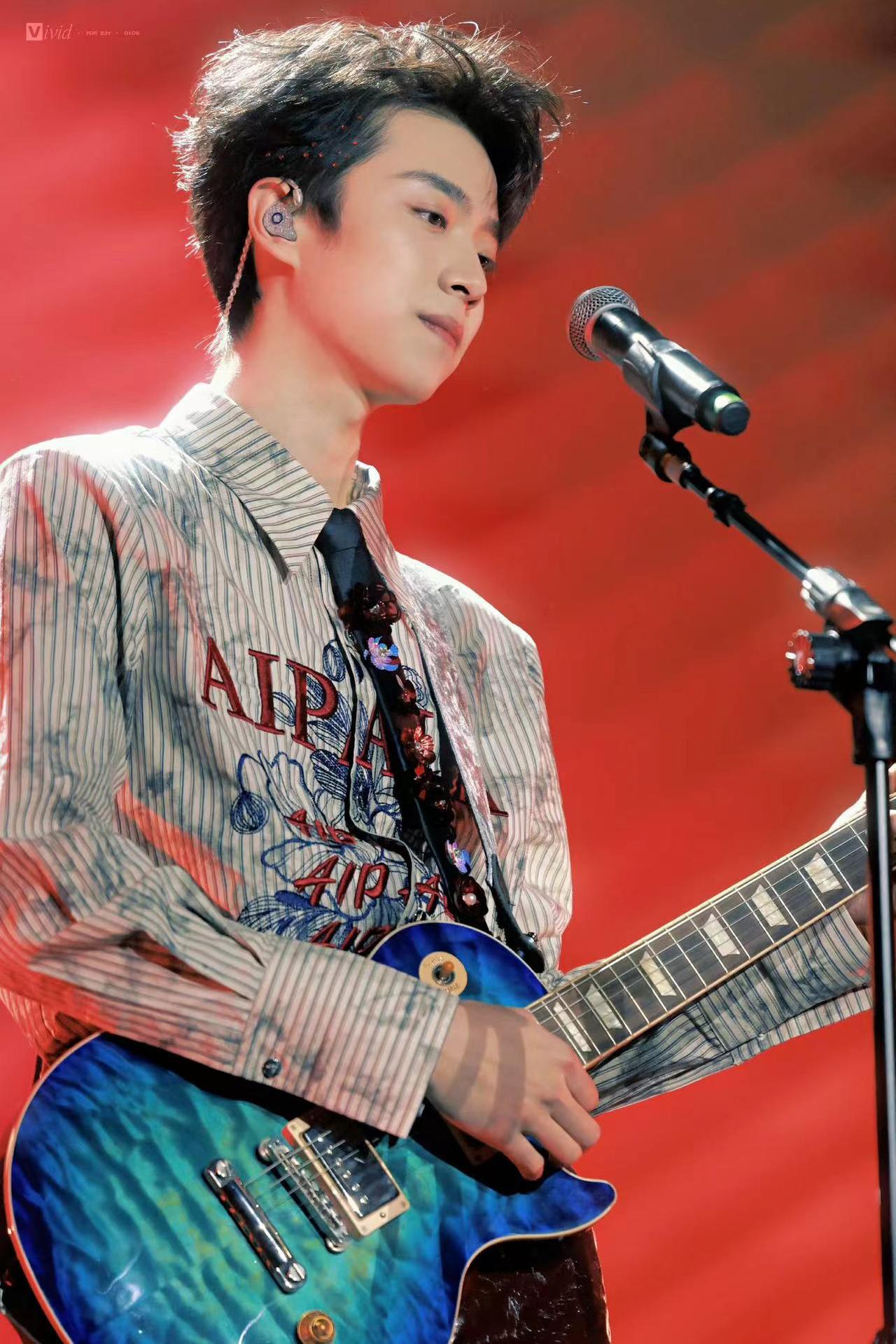 张嘉元 身着中国十佳时装设计师,"10 3"设计师丘依婷品牌aipala艾帕拉