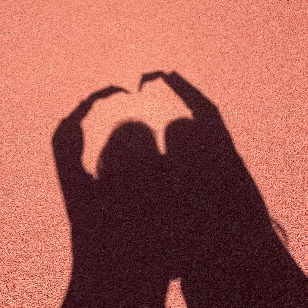 直接找个空地拍个影子闺蜜照吧 还可以在影子上加表情 让影子更加