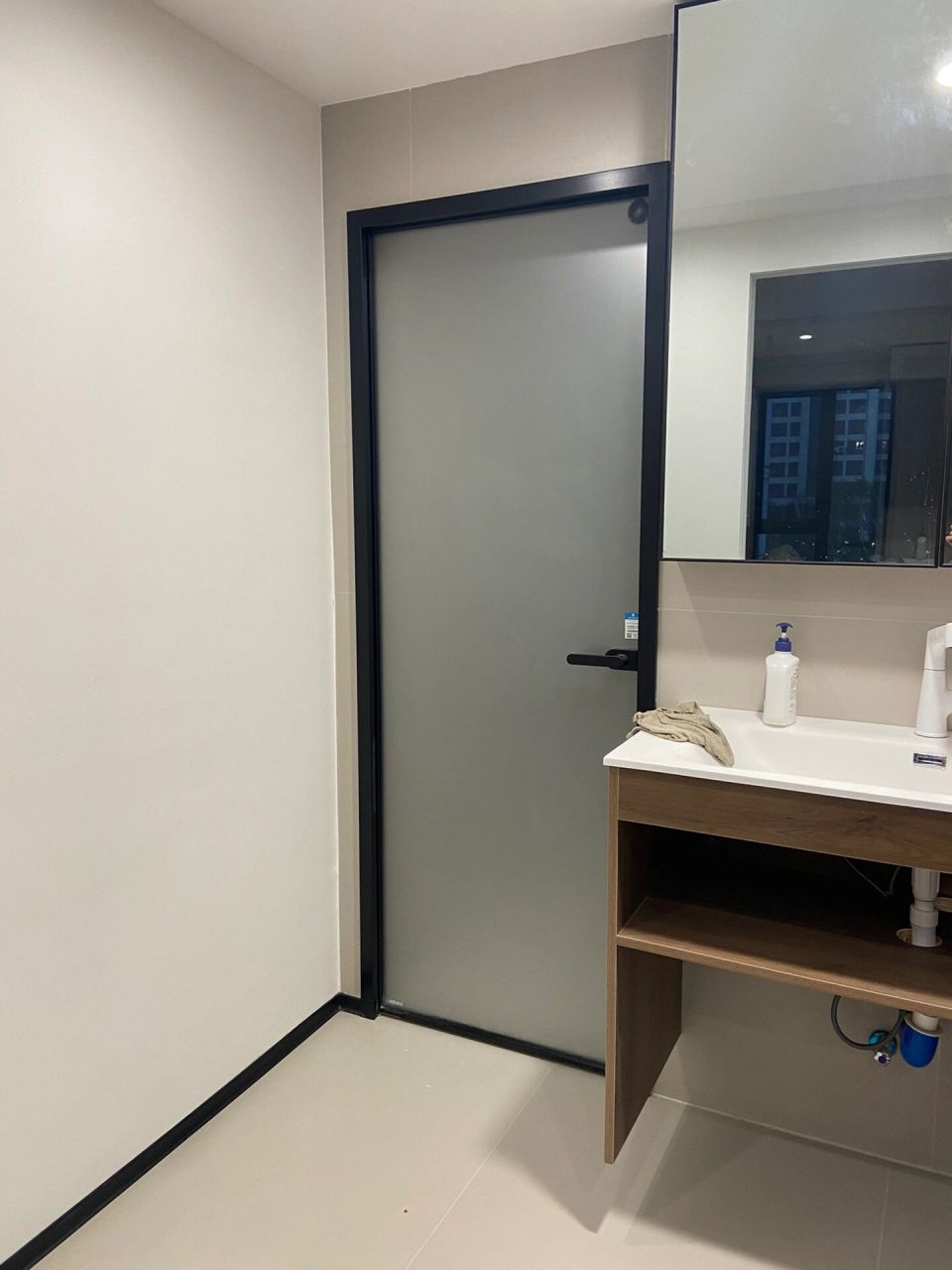 双层超白油砂玻璃门隐私性测评 卫生间的门选择的是双层超白油砂,本地