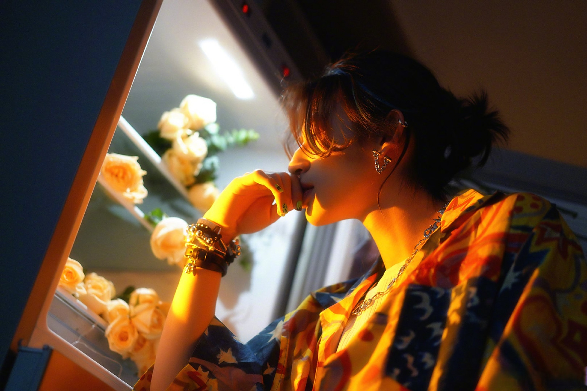 小鬼港风花衬衫# 歌手,制作人@小鬼王琳凯 全新写真曝光,复古港坊花