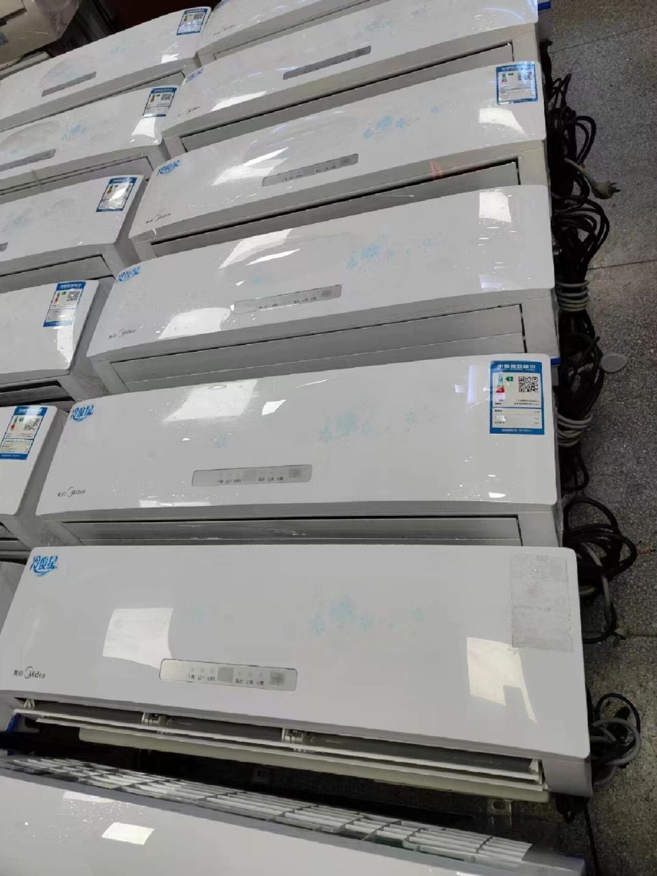 二手空调售卖,型号牌子多多,有有意者可以和我私聊噻