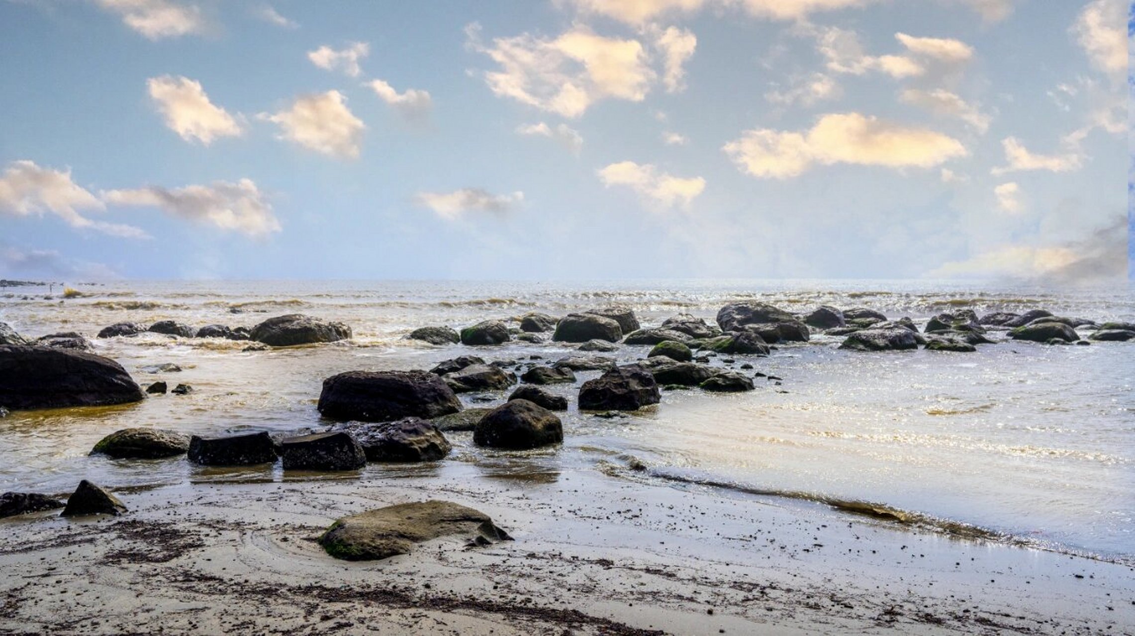 前山镇的海石滩 盐井角村和山海村都在徐闻县的前山镇,布满青苔的海石
