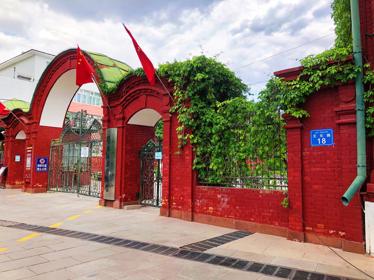 塔城|俄罗斯风格97值得一去的红楼博物馆 在塔城市区解放路,就坐落