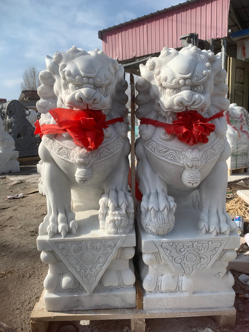 门口摆放石狮子的寓意 1,镇宅辟邪 石狮自从诞生之日起也就被用于一些