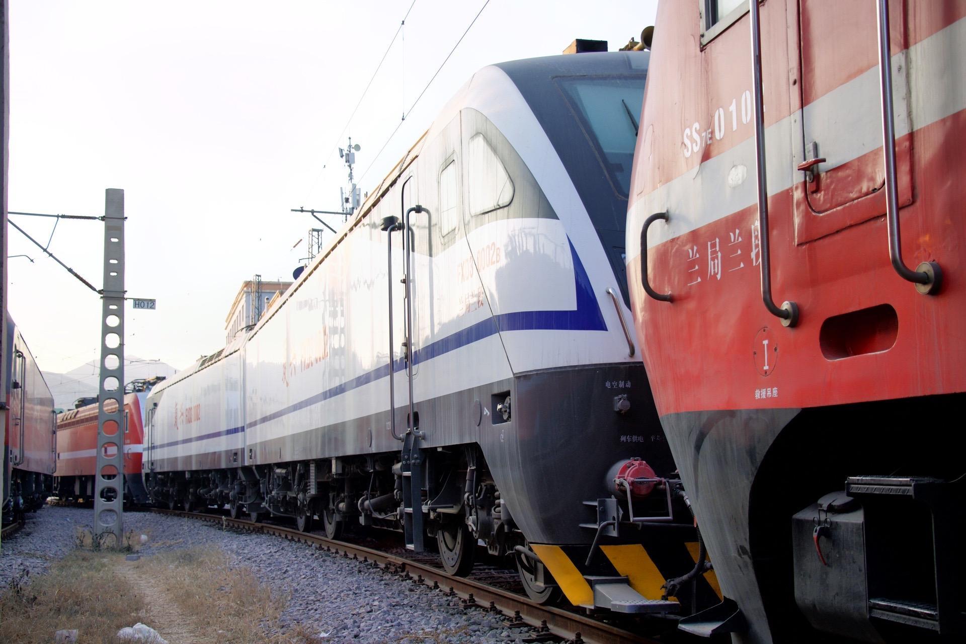 红色准高速机车中的一抹亮白:fxd1与fxd3,作为cr200j的原型机车,虽