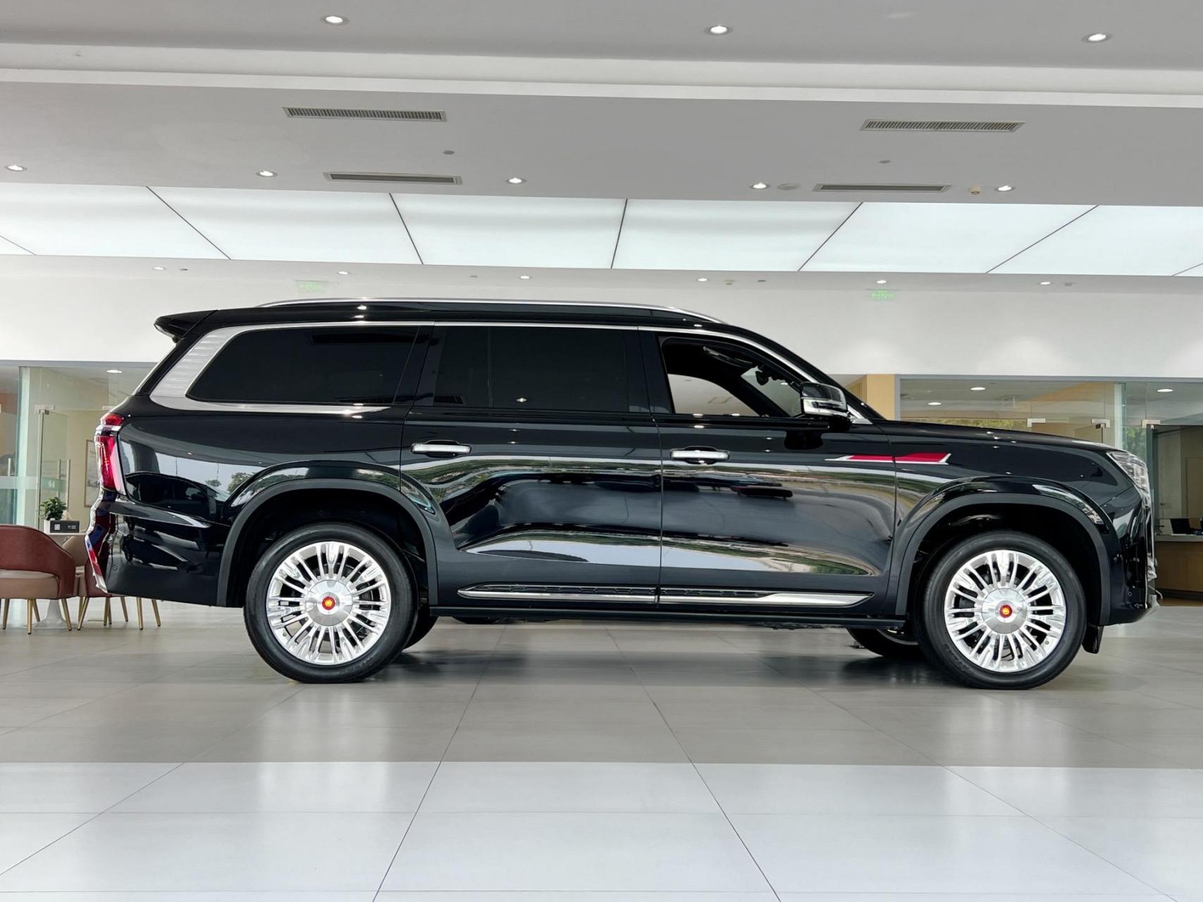 大家期待已久的红旗ls7到店啦.中国国产目前最大的硬派全尺寸suv!