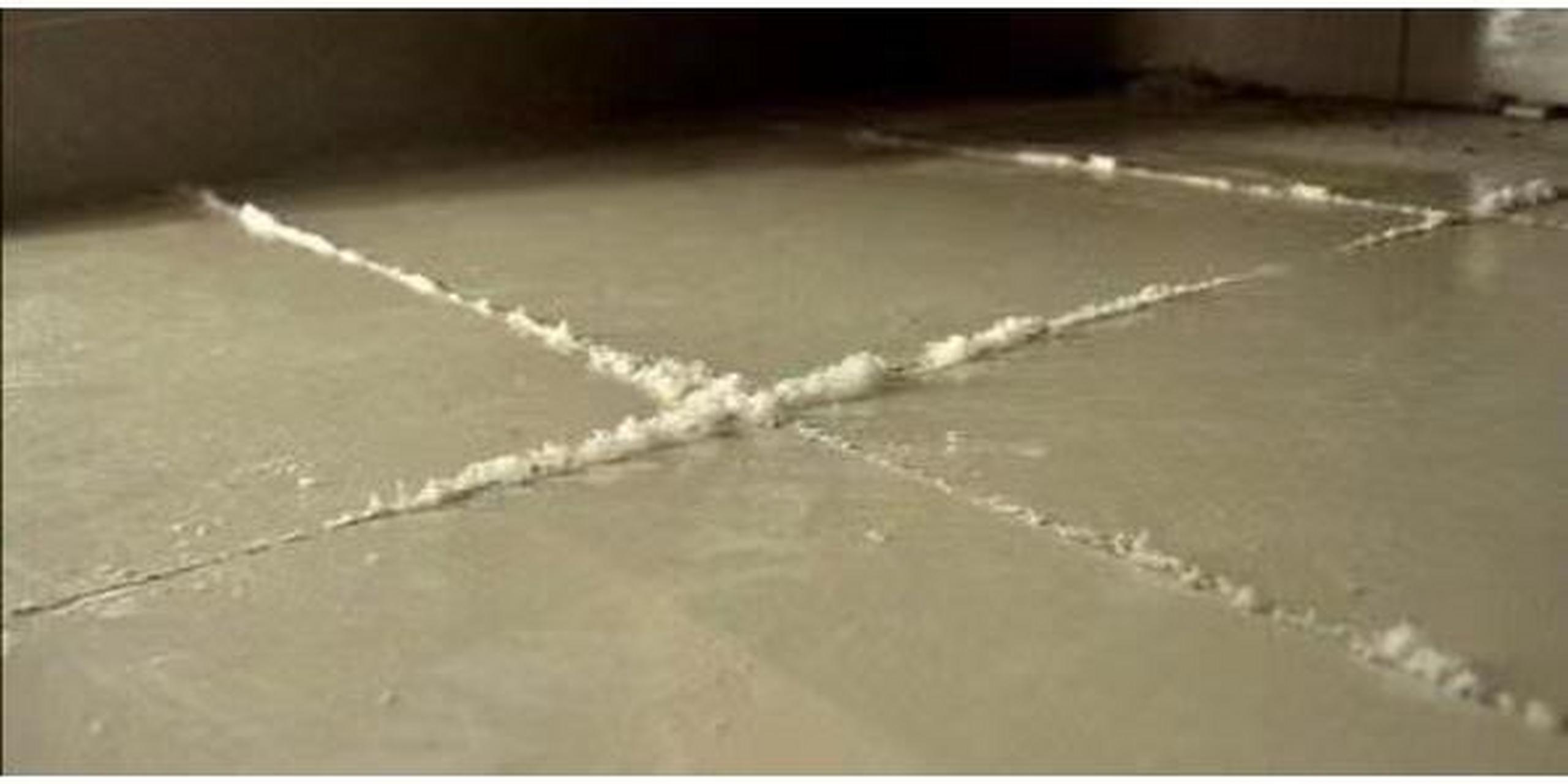 地面瓷砖返碱现象发生的原因及补救方法 返碱—— 基本的形式是酸性