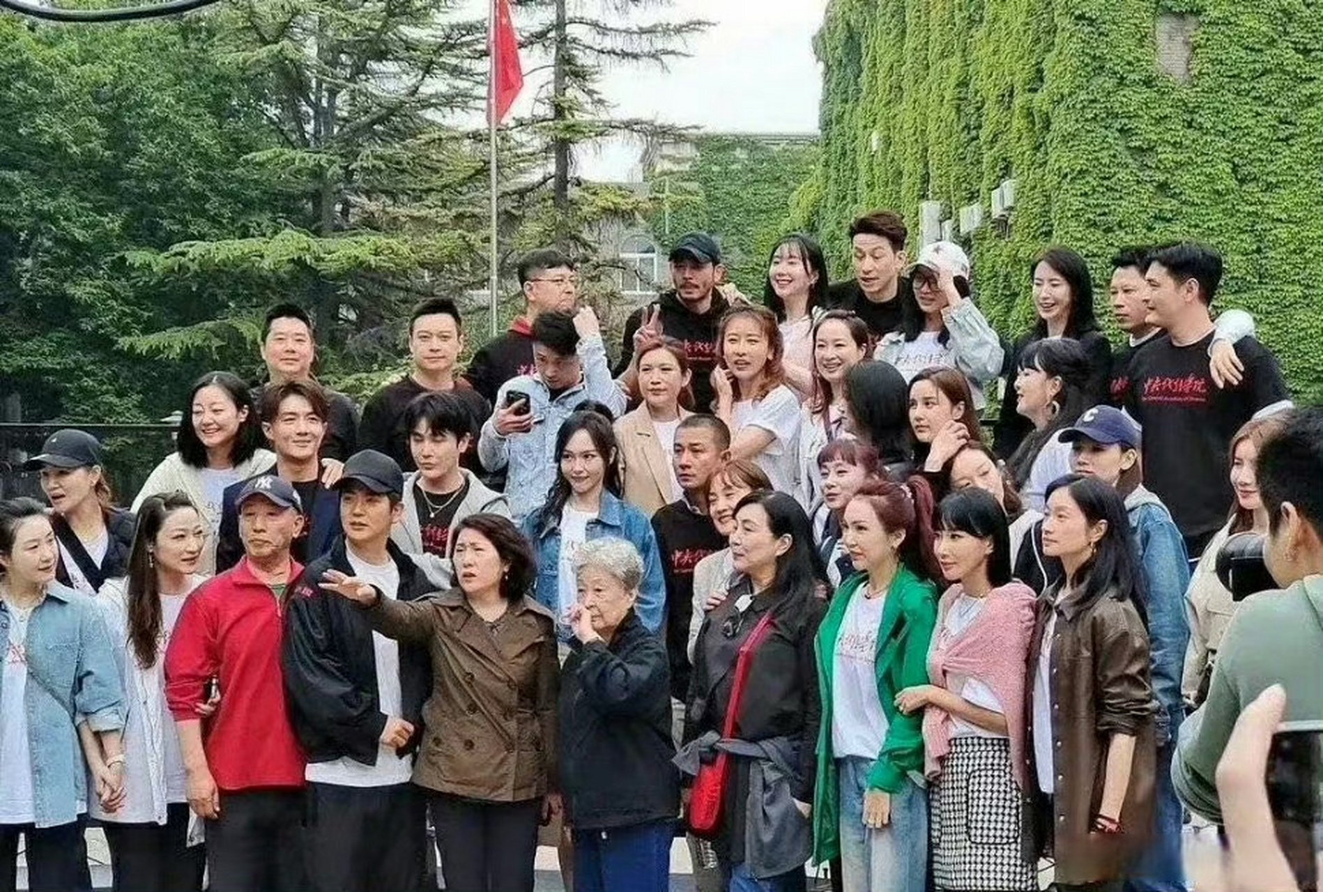 唐嫣班级合照好多熟人# 唐嫣班级合照好多熟人,李泽锋,张晓龙,杨 